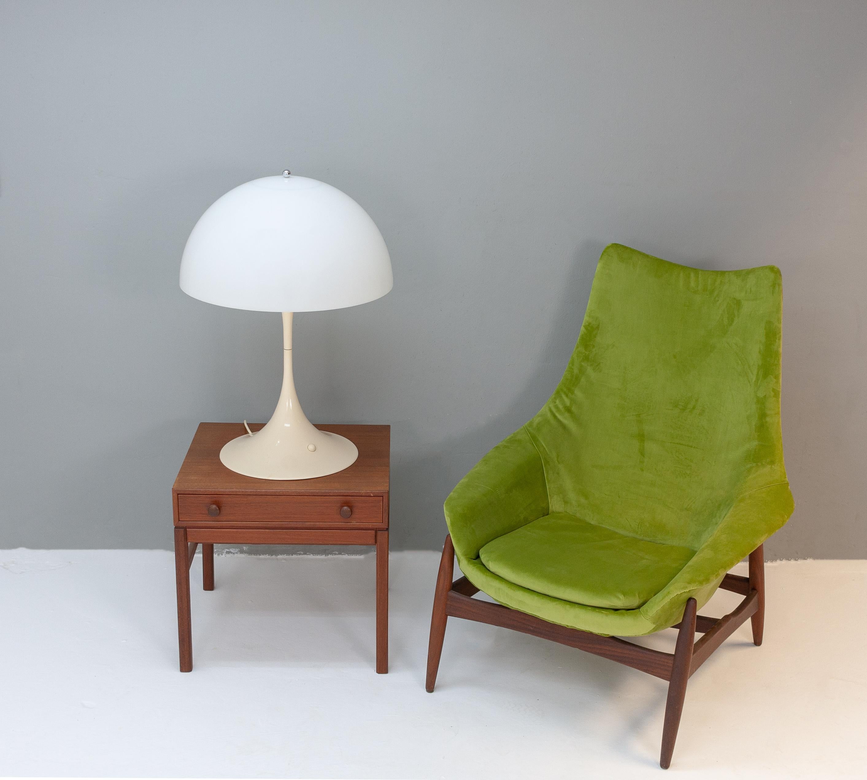A modern Classic. This large table lamp design Verner Panton for Louis Poulsen Denmark. Acrilic impressive in sizes and sphere so 1970s. This example is the original from the 1970s.
Signed. Very good condition.