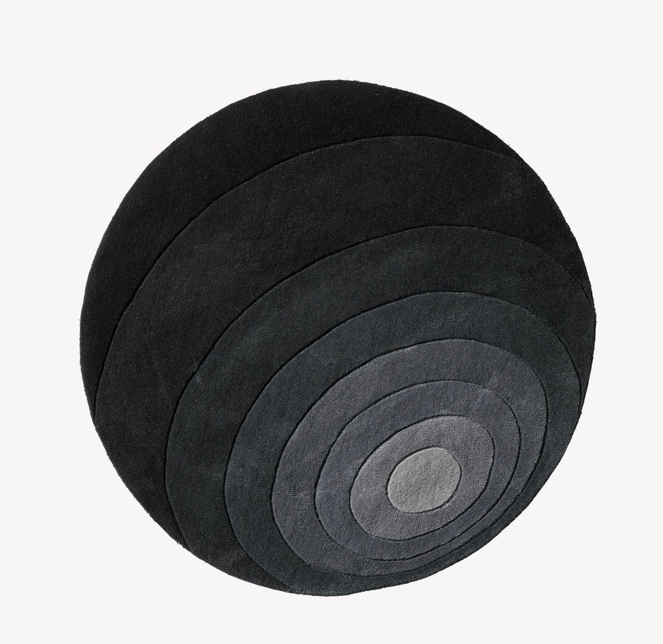 Verner Panton 'Luna' Teppich 120cm von Verpan. Aktuelle Produktion.

Teppiche verleihen einem Raum nicht nur eine skulpturale Note, sondern dienen auch dazu, die Dimensionen des Raums zu betonen und/oder zu verändern. Alle Verpan-Teppiche werden aus