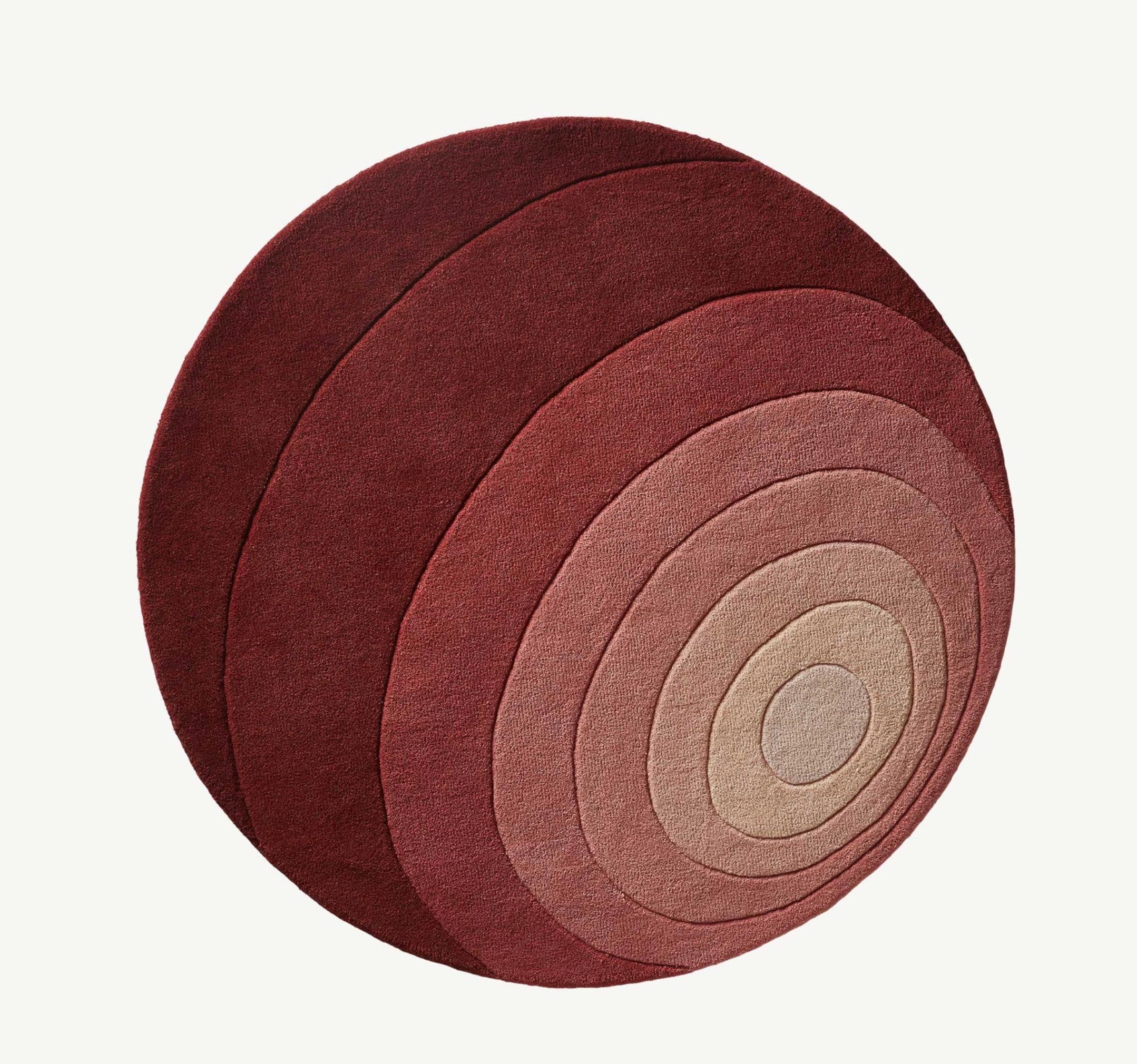 Verner Panton 'Luna' Teppich 120cm von Verpan. Aktuelle Produktion.

Teppiche verleihen einem Raum nicht nur eine skulpturale Note, sondern dienen auch dazu, die Dimensionen des Raums zu betonen und/oder zu verändern. Alle Verpan-Teppiche werden aus