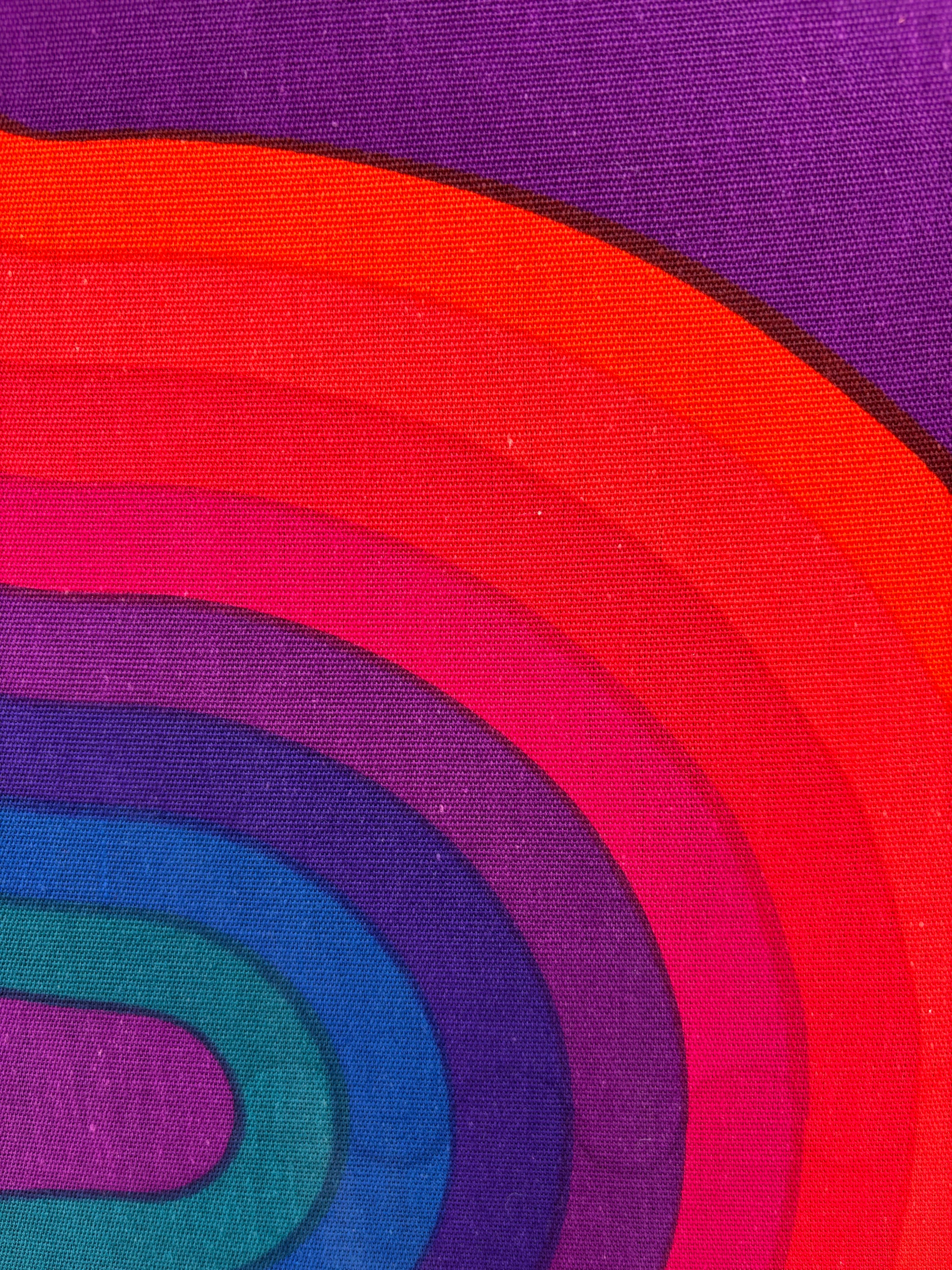 Verner Panton Mira-X Wave Fabric nei toni del rosso, arancio, blu e viola! Tessuto in ottima forma! Non sbiadisce! Una grande dichiarazione per qualsiasi spazio!  Una piccola macchia come si vede nelle foto!