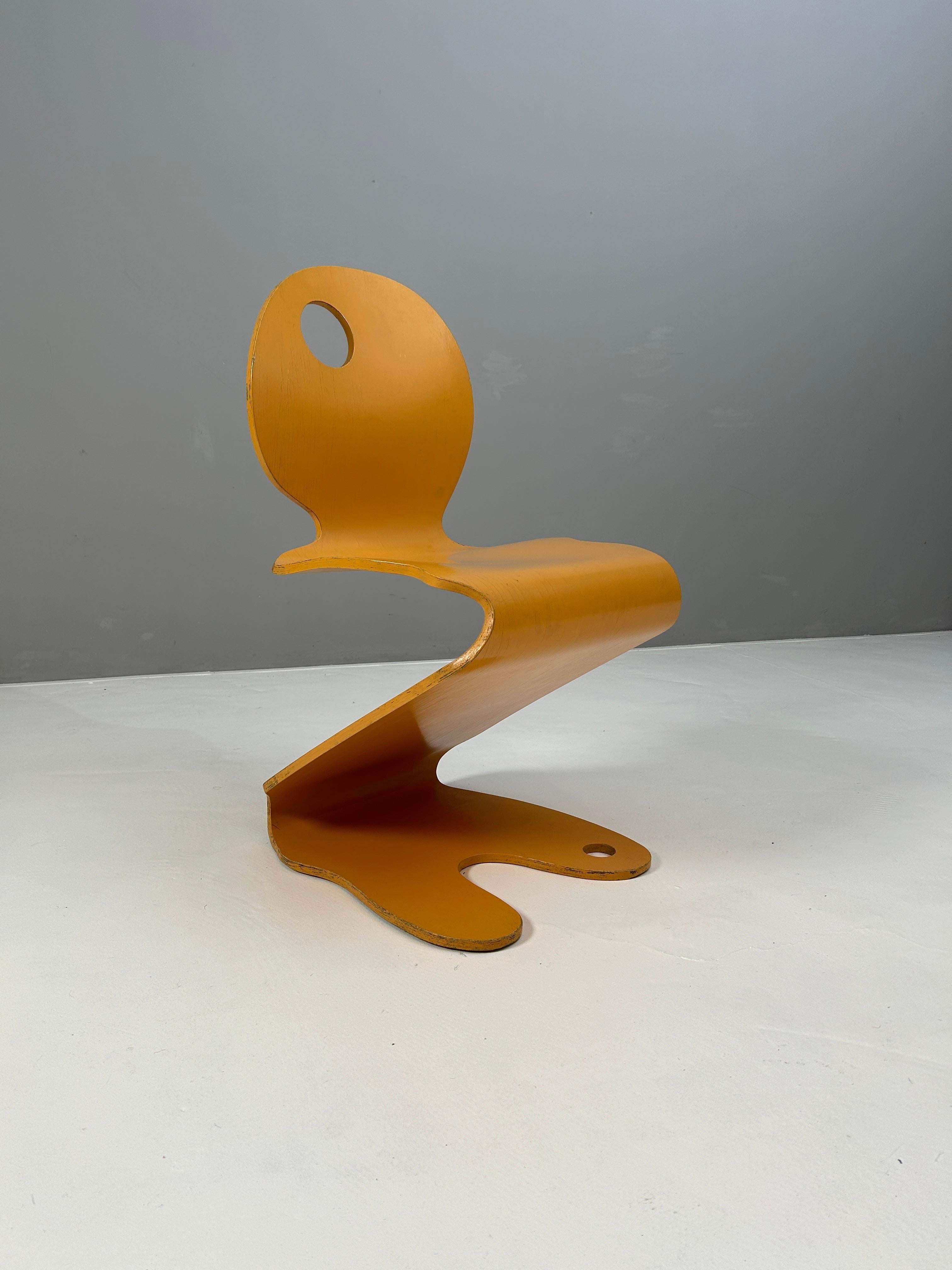 Verner Panton schuf diesen bequemen Stuhl nach dem Vorbild des S. Chair. Die ursprüngliche Farbgebung weist Gebrauchsspuren auf.
Formsperrholz, ockerfarbig