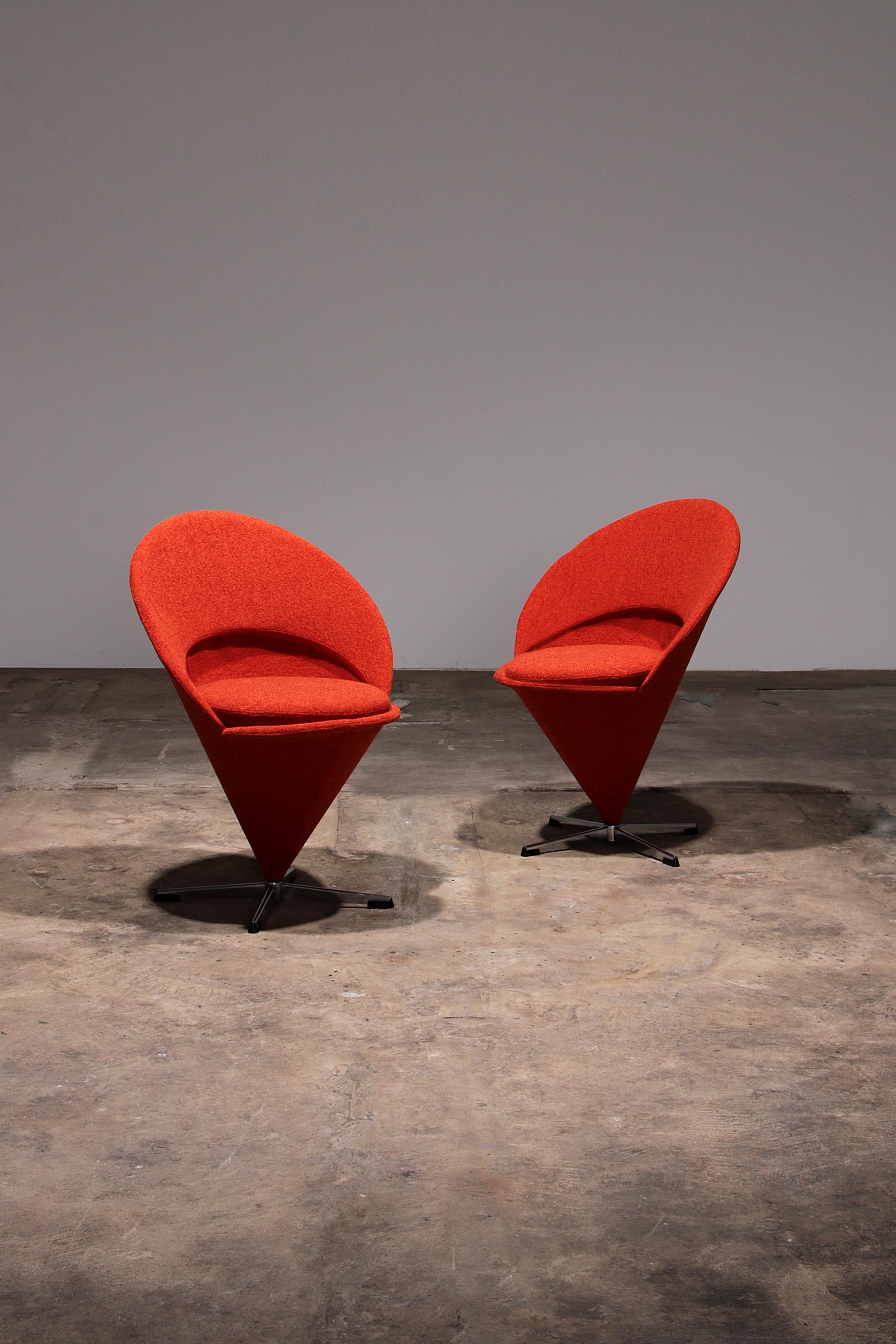 Discover the Cone K1 Chair, a masterpiece by Verner Panton, known for his revolutionary view on design. This iconic 1958 design, produced by Plus-Linje, embodies the essence of the '50s with its unconventional shapes and experimental approach to