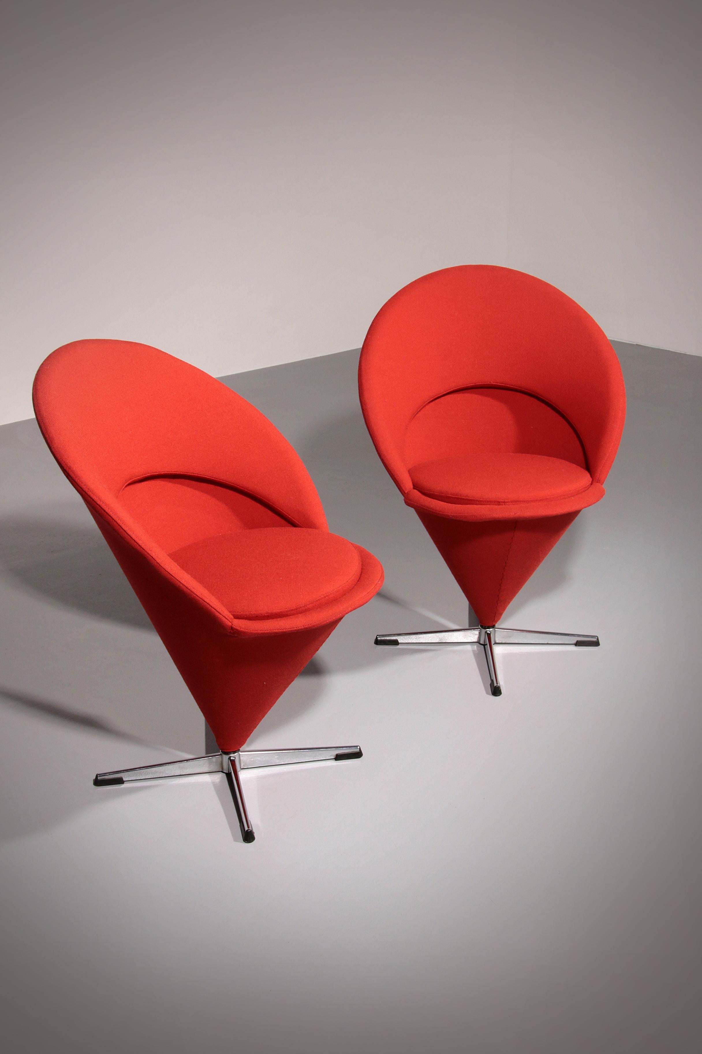 La sedia Cone K1, progettata nel 1958 dal visionario designer danese Verner Panton, è un esempio straordinario di innovazione moderna di metà secolo. Prodotta da Plus-Linje, questa sedia incarna la passione di Panton per le forme sperimentali e la