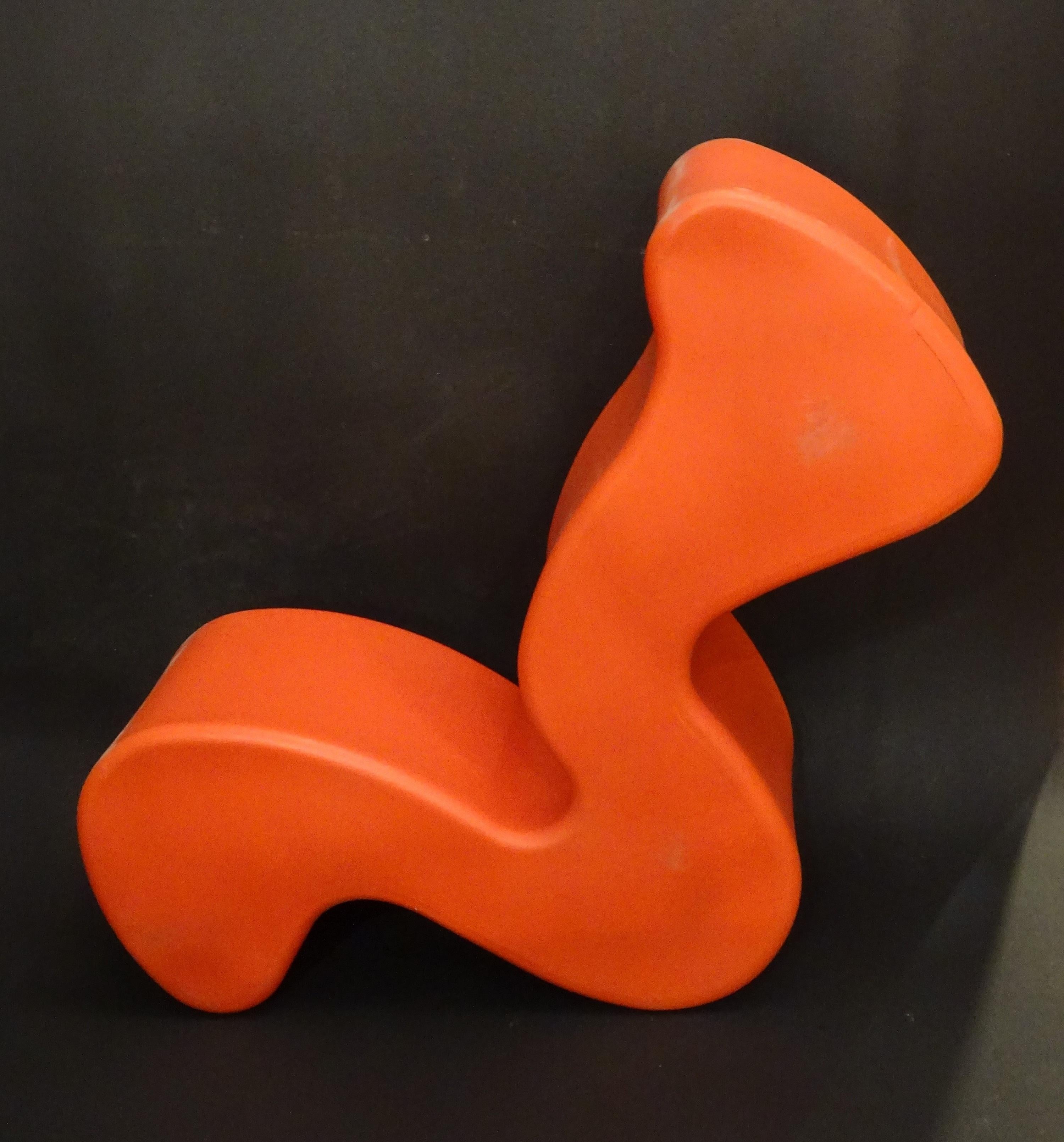 Cette étonnante sculpture assise est la dernière création du designer de renommée mondiale Verner Panton avant sa mort en 1998. Design extraordinaire et peut être utilisé de différentes manières:: la chaise est différente sous tous les angles et est