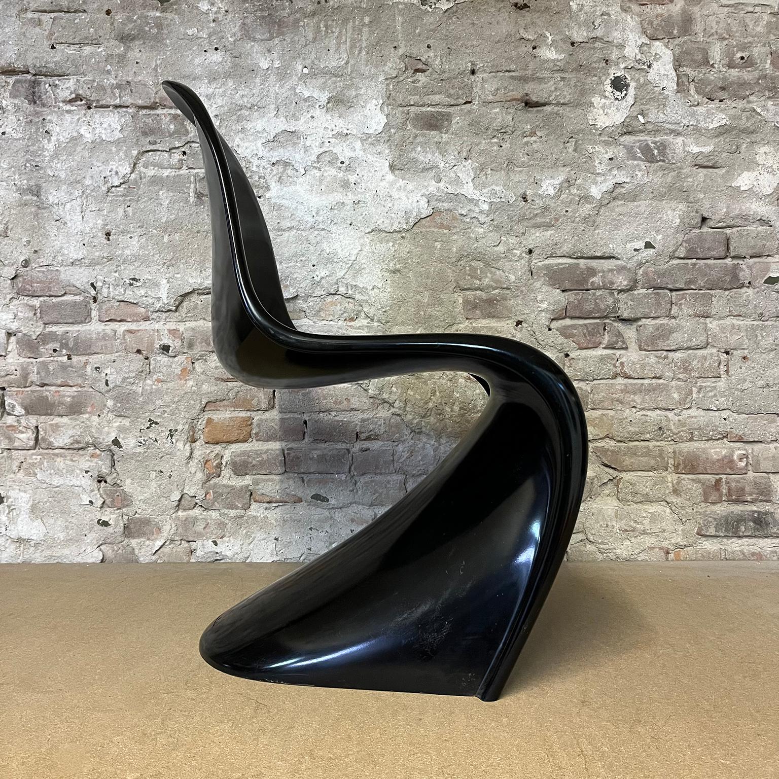 Noir Vitra, version chère Chaise empilable en fibre de verre en version lourde. 

Dimensions 83 cm H x 43 D&H au milieu et 47 cm sur les bords x 49 cm L x 54 cm P