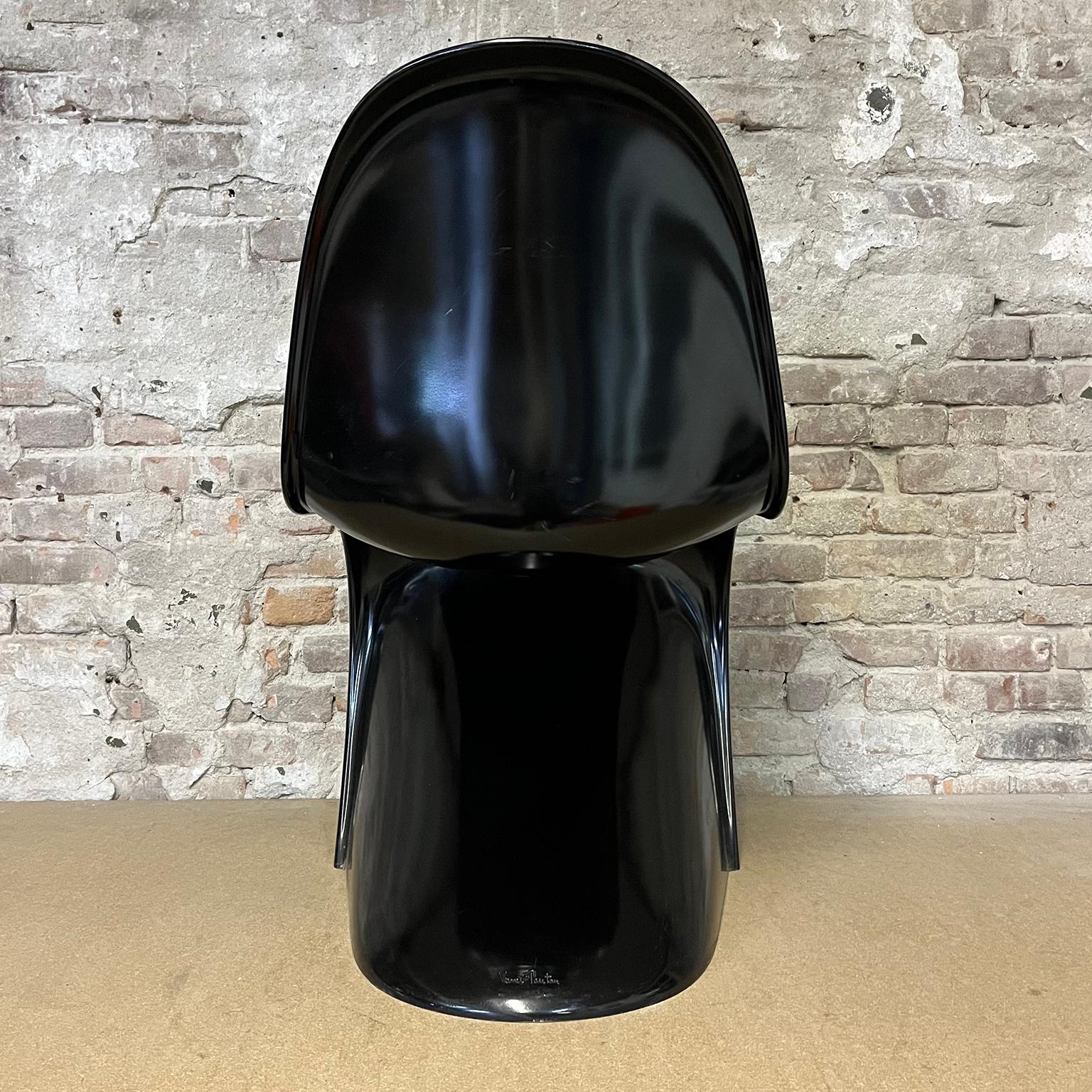 Allemand Chaise empilable Orginal de Verner Panton en fibre de verre lourde noire de Vitra en vente