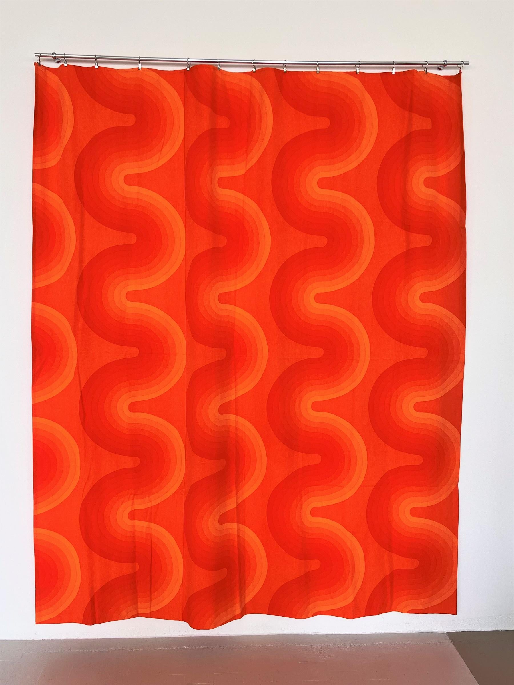 Puissant panneau de tissu original conçu par Verner Panton en 1969-1971.
100% coton, Art. VP-ON-22. Collection Mira-X Décor I., fabriqué en Suisse. 
Le panneau de tissu mesure 79