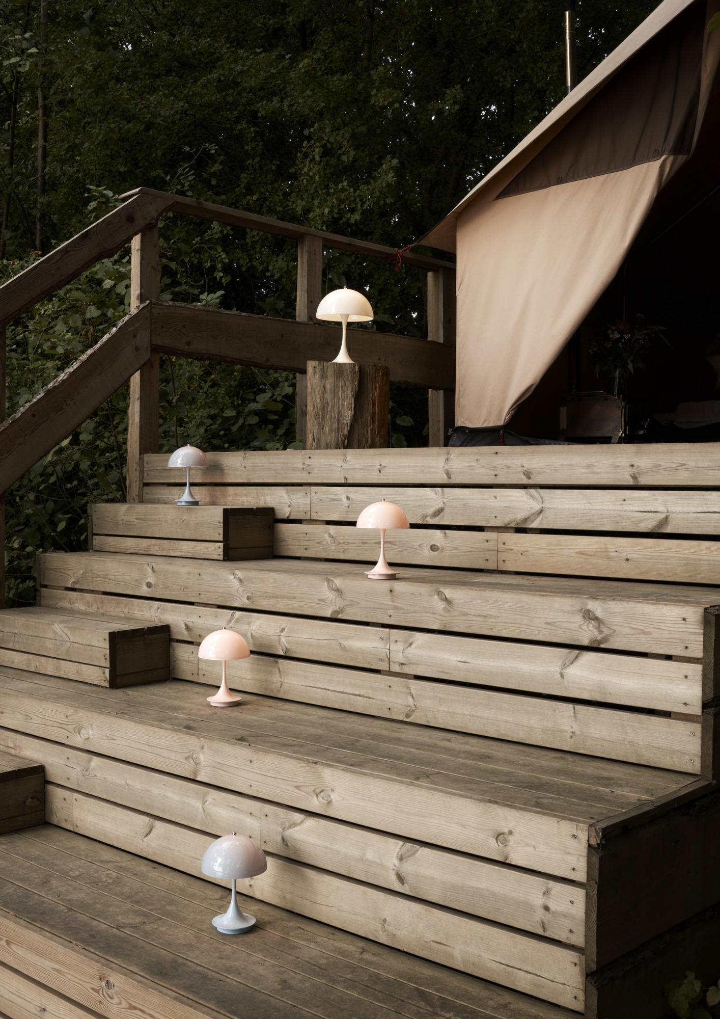 XXIe siècle et contemporain Lampe à poser portable 'Panthella 250' en rose pâle pour Louis Poulsen en vente