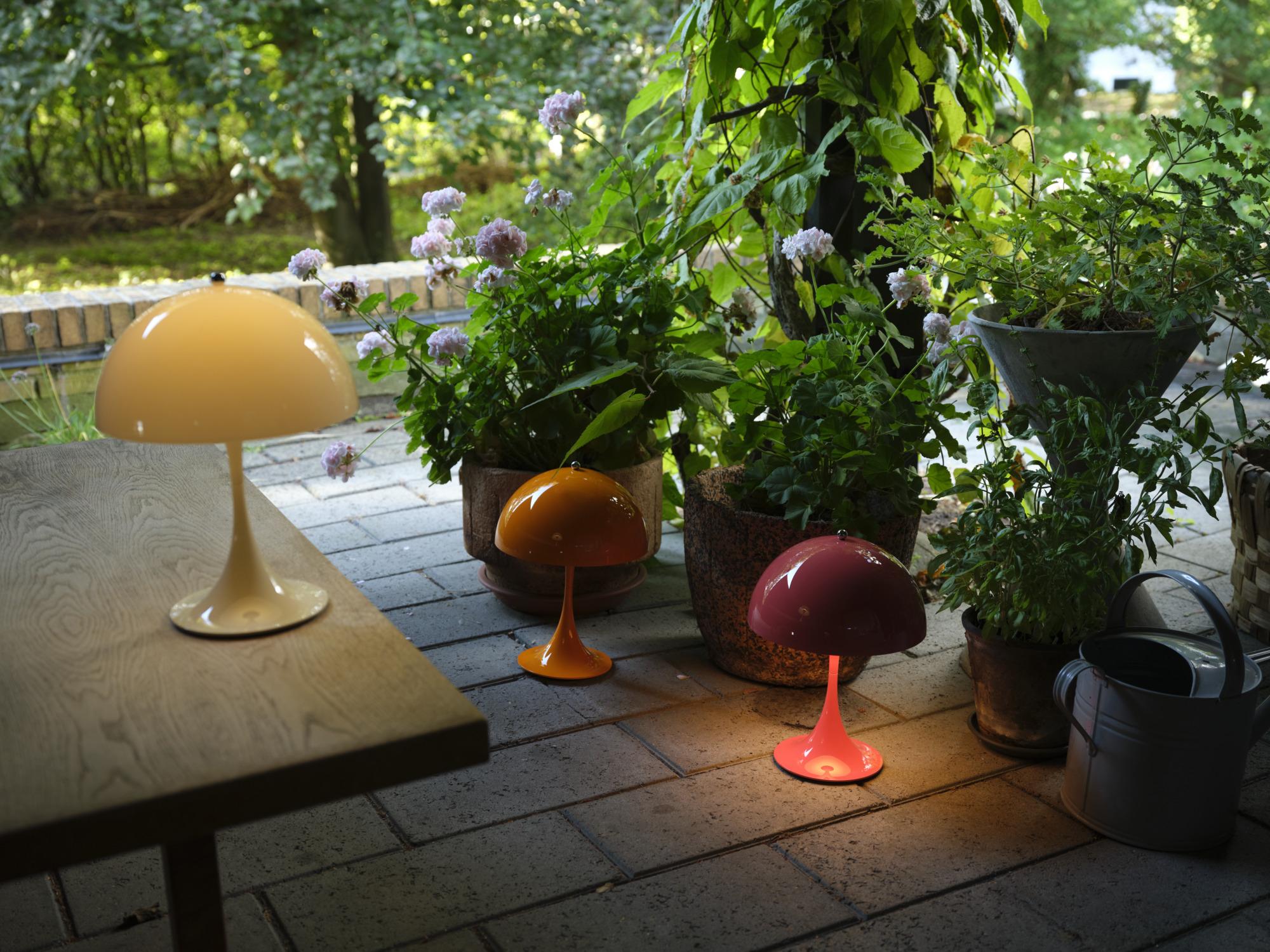 Lampe à poser portable 'Panthella 250' en rose pâle pour Louis Poulsen en vente 1