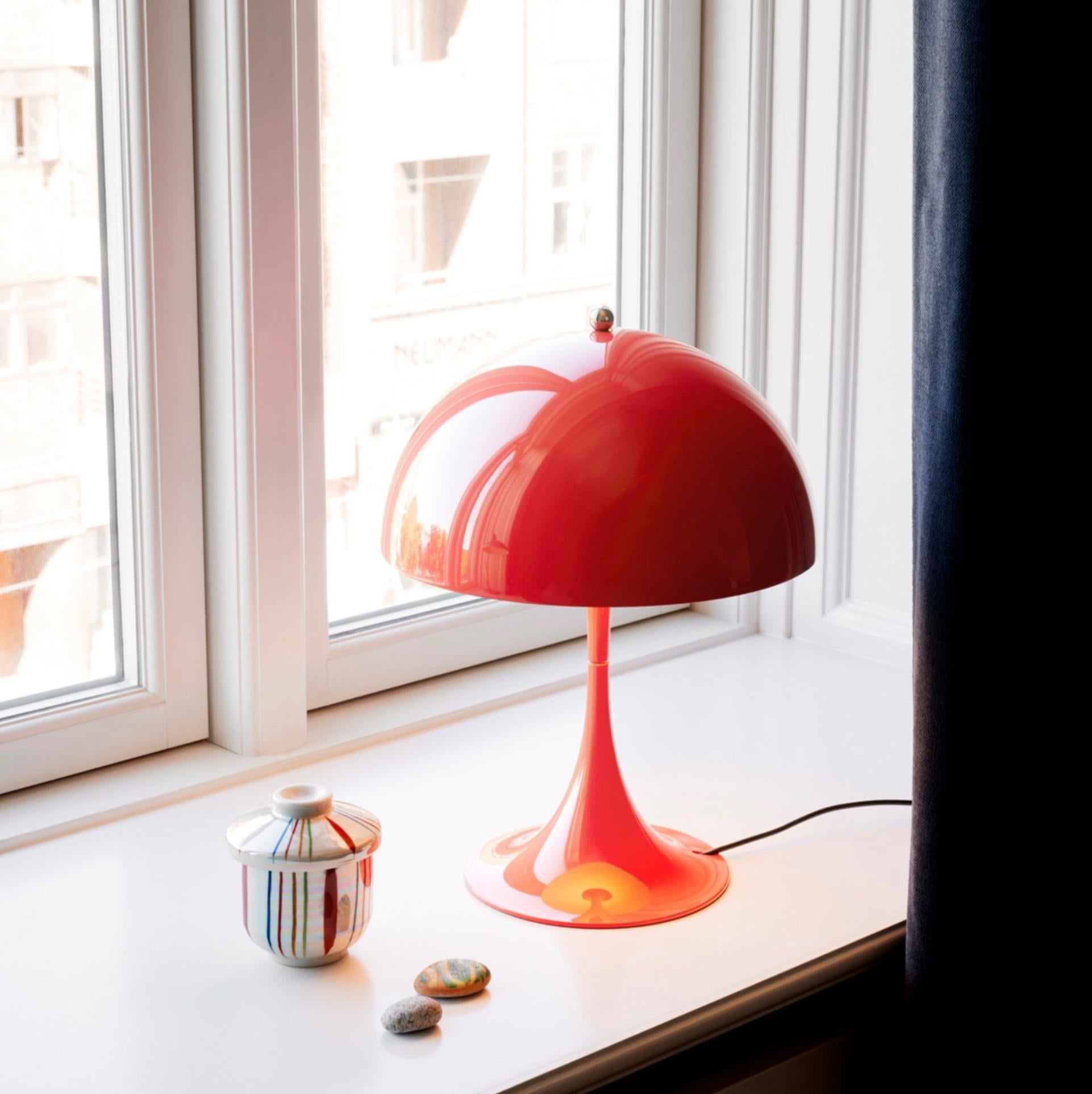 Lampe de table 'Panthella' de Verner Panton pour Louis Poulsen. Conçue en 1971, production actuelle.

Conçue en 1971, Panthella se distingue comme l'une des icônes du design de Verner Panton avec son expression unique où le pied et l'abat-jour