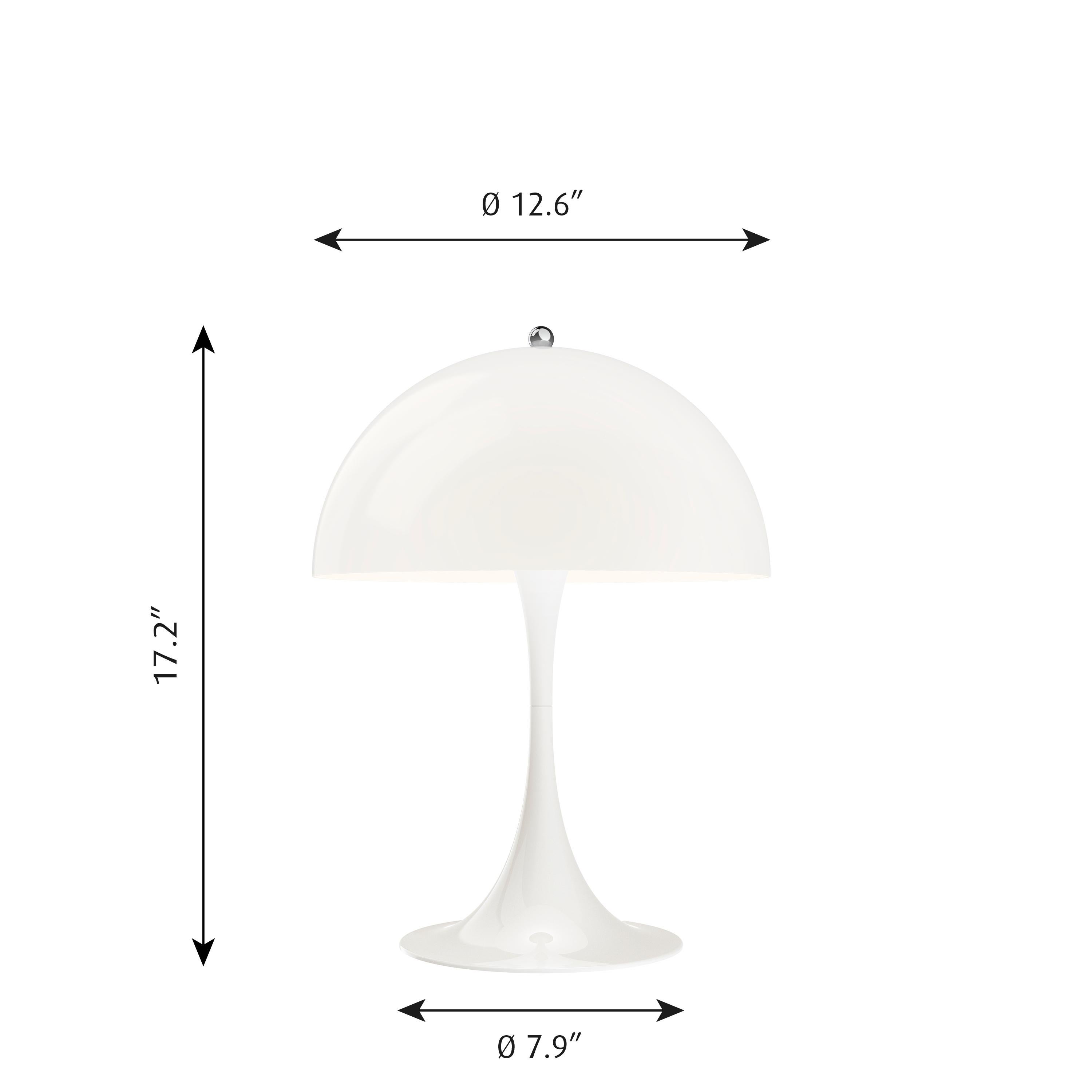 Lampe de table 'Panthella 320' de Verner Panton pour Louis Poulsen. La lampe de table Panthella 320 de taille moyenne utilise les dessins originaux de Verner Panton pour produire une lampe de forme organique avec un abat-jour en métal. La Panthella