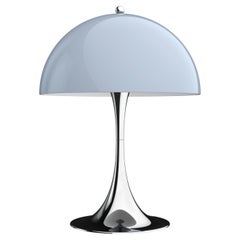 Lampada da tavolo “Panthella 320” di Verner Panton per Louis Poulsen, nei colori cromo/grigio opalino