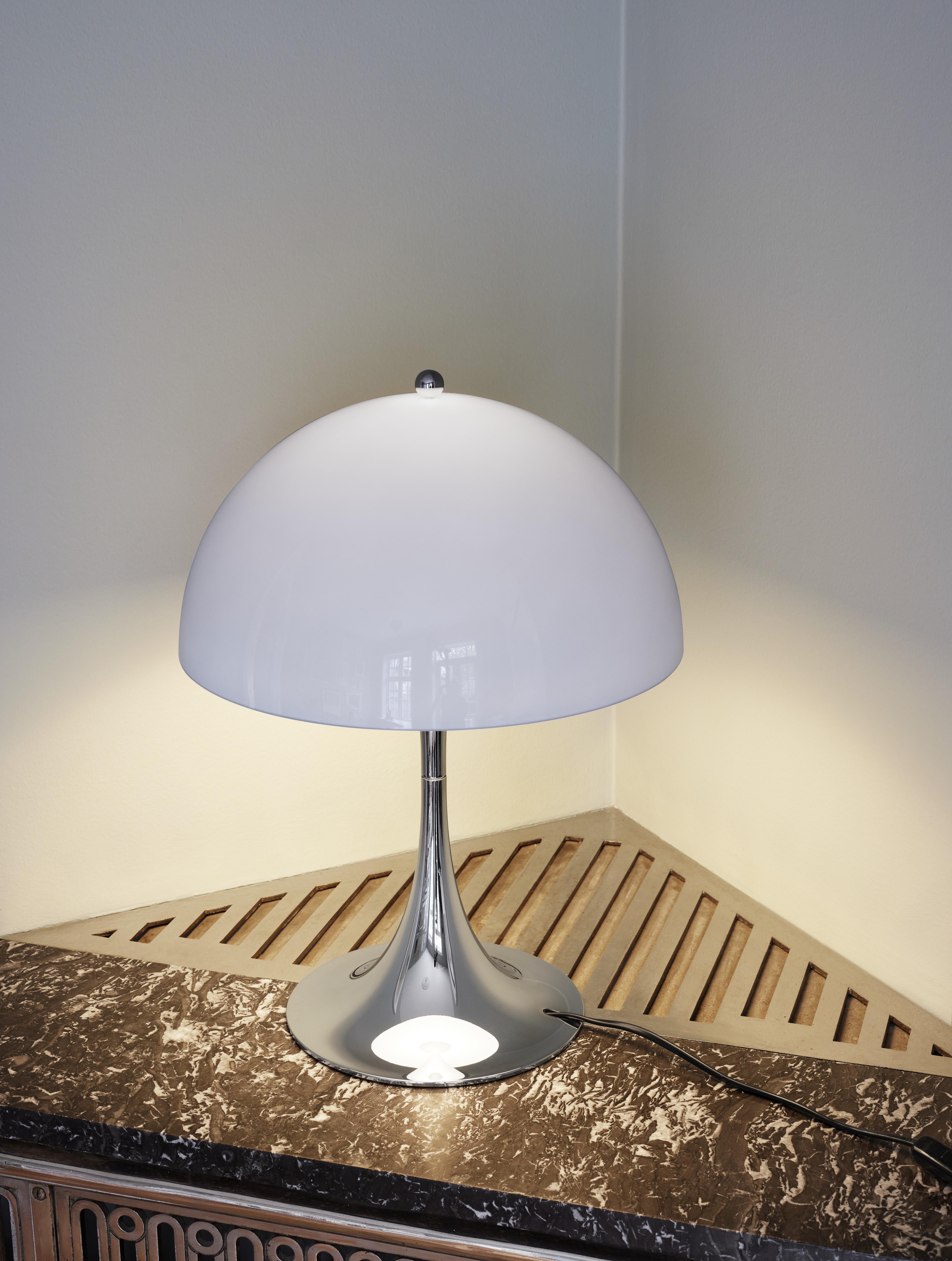 Lampe de table 'Panthella 320' de Verner Panton pour Louis Poulsen en gris.

Réalisée en acrylique opale gris clair et en chrome, cette lampe de table unique éclaire tout espace de façon harmonieuse et sans éblouissement. La réflexion de sa source