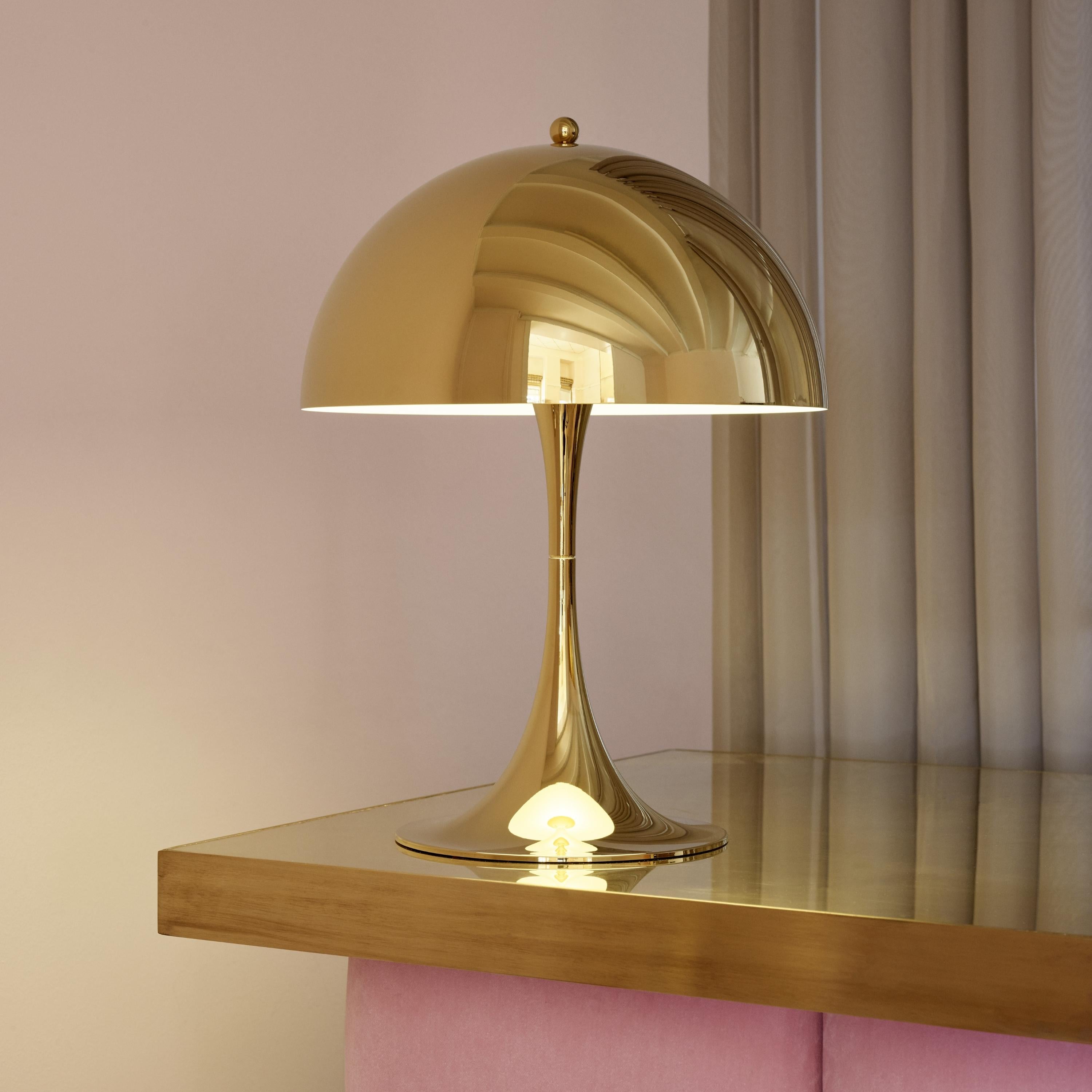 Lampe de table 'Panthella 320' de Verner Panton en laiton pour Louis Poulsen. La lampe de table Panthella 320 de taille moyenne utilise les dessins originaux de Verner Panton pour produire une lampe de forme organique avec un abat-jour en métal. La