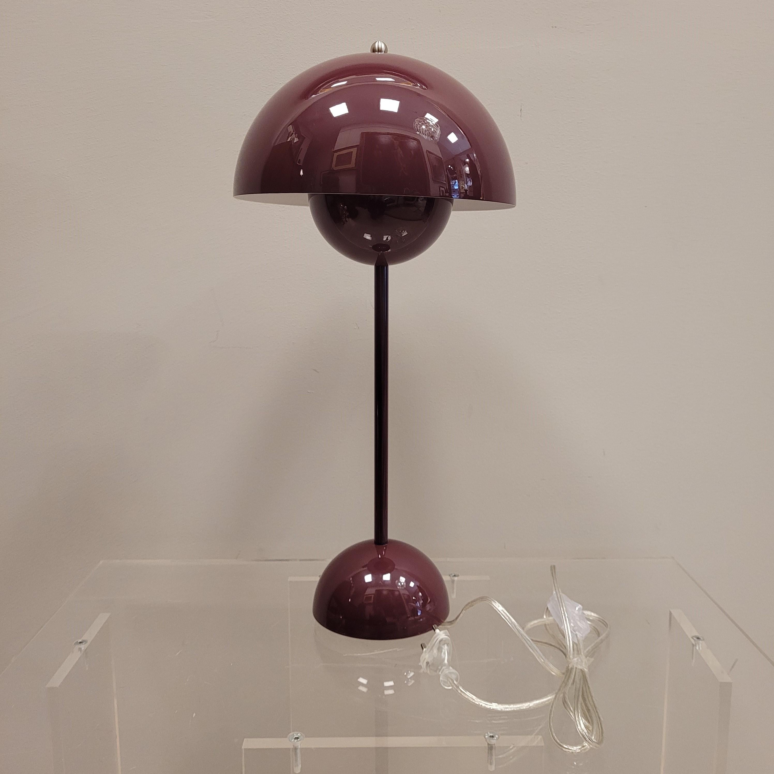 Schöne Lampe Design Verner Panton für &Tradition, 1968 in einem einzigen Burgunder Farbe. 90er Ausgabe
Das Konzept: Verner Panton Flowerpot ist eine ganz klassische, exklusive Retro-Lampe, wie sie 1968 entworfen wurde. Die Leuchte wurde zunächst in