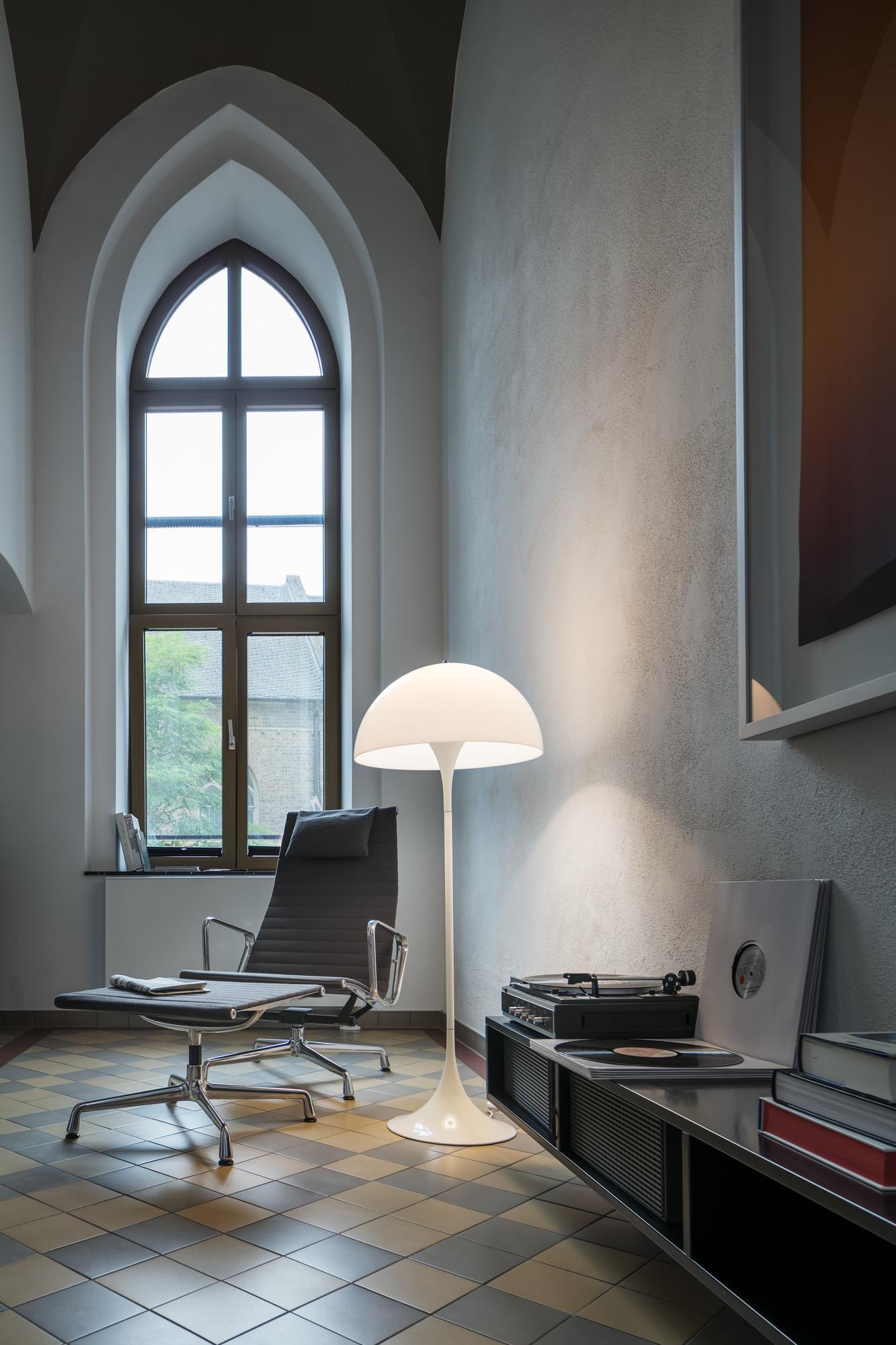Verner Panton 'Panthella' White Floor Lamp for Louis Poulsen For Sale 4