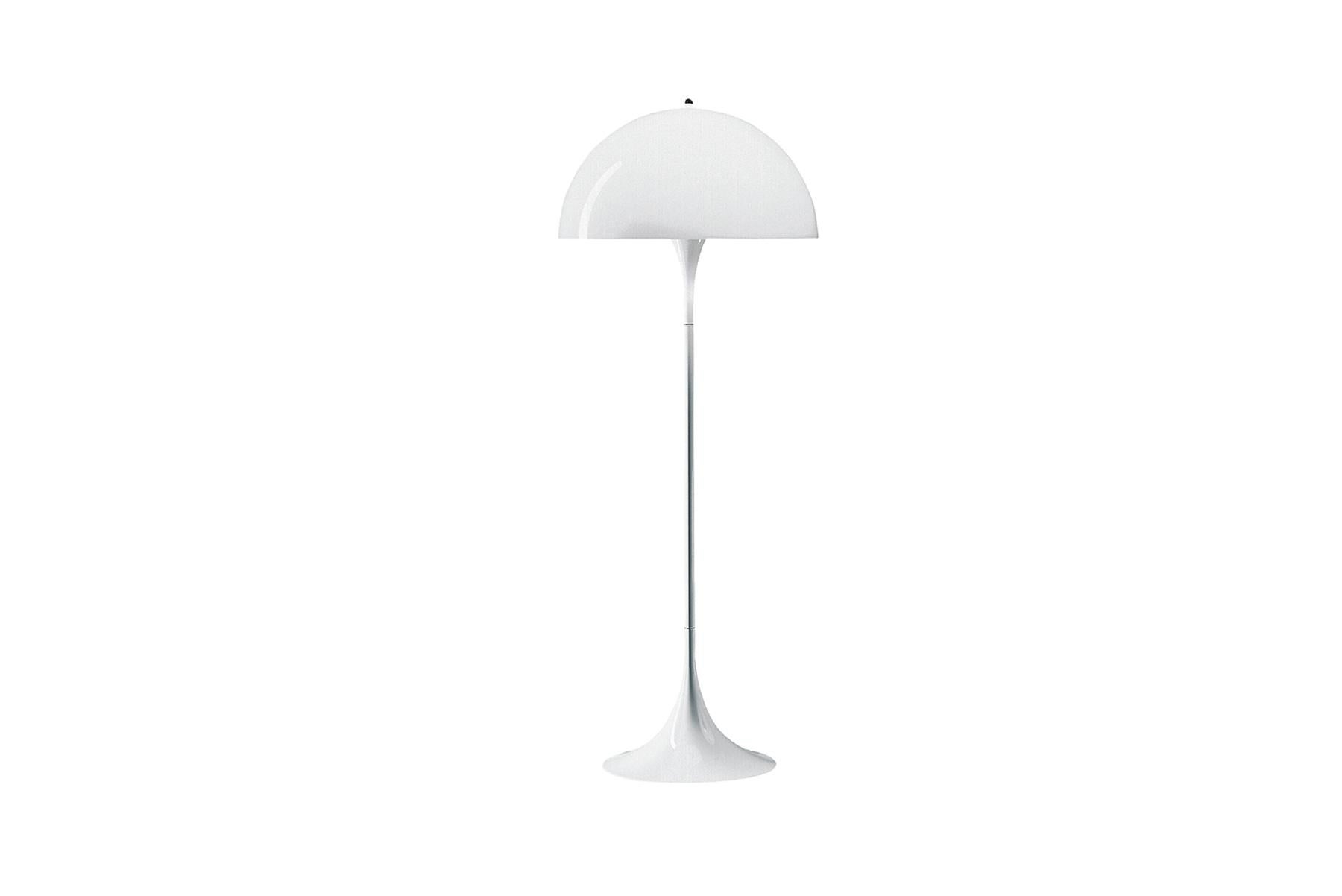 The fixture emits a soft and comfortable illumination. The hemispherical shade reflects the light downwards, and the material used ensures that the majority of the light is spread diffusely in the room from the surface of the shade. Panthella Floor