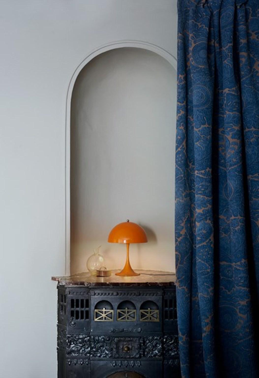 Verner Panton Panthella Mini LED-Tischleuchte in Orange für Louis Poulsen. Die Mini-LED-Tischleuchte Panthella verwendet die Originalzeichnungen von Verner Panton, um eine organisch geformte Leuchte mit einem Metallschirm herzustellen. Die