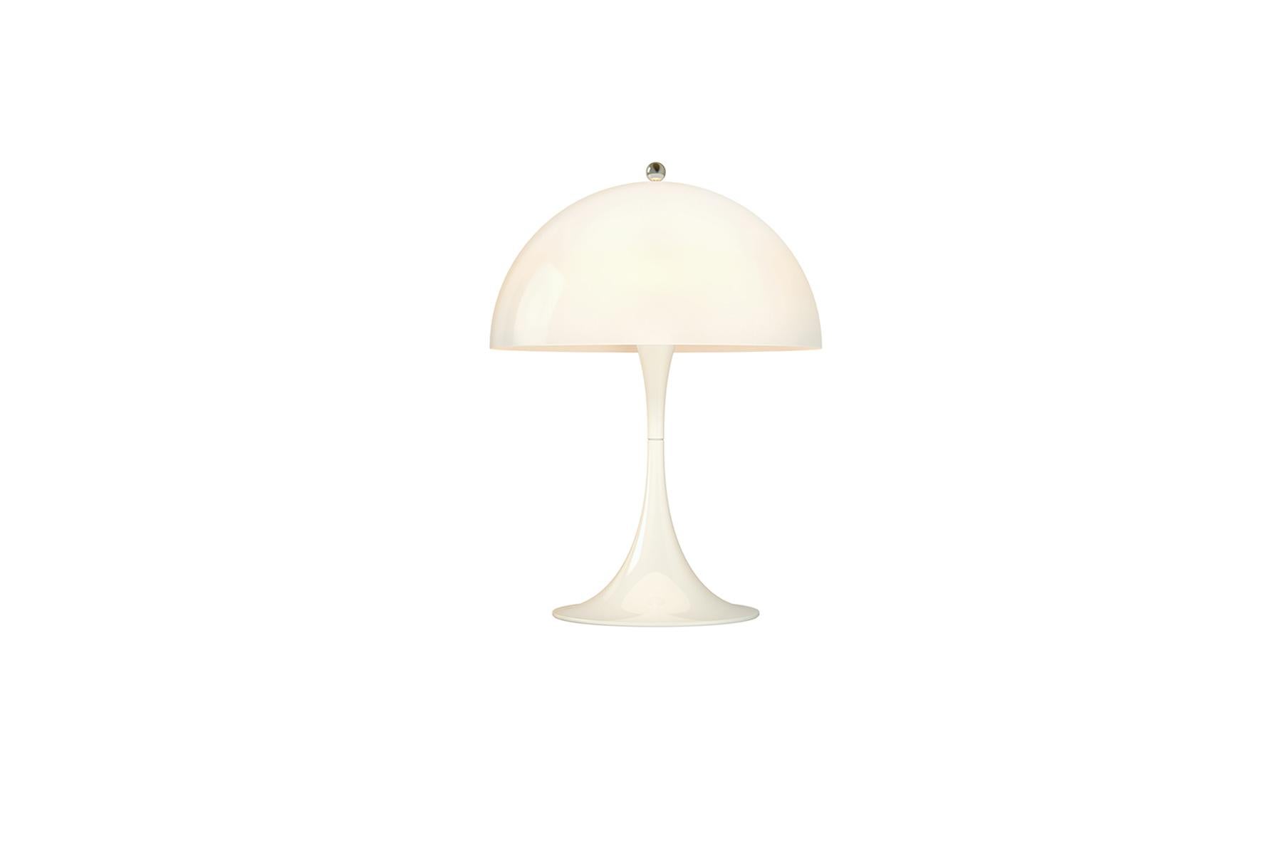 The fixture emits a soft and comfortable illumination. The metal version directs the light directly downwards and creates a soft and comfortable illumination due to the inner white painted shade and the reflection from the trumpet shaped stem. The