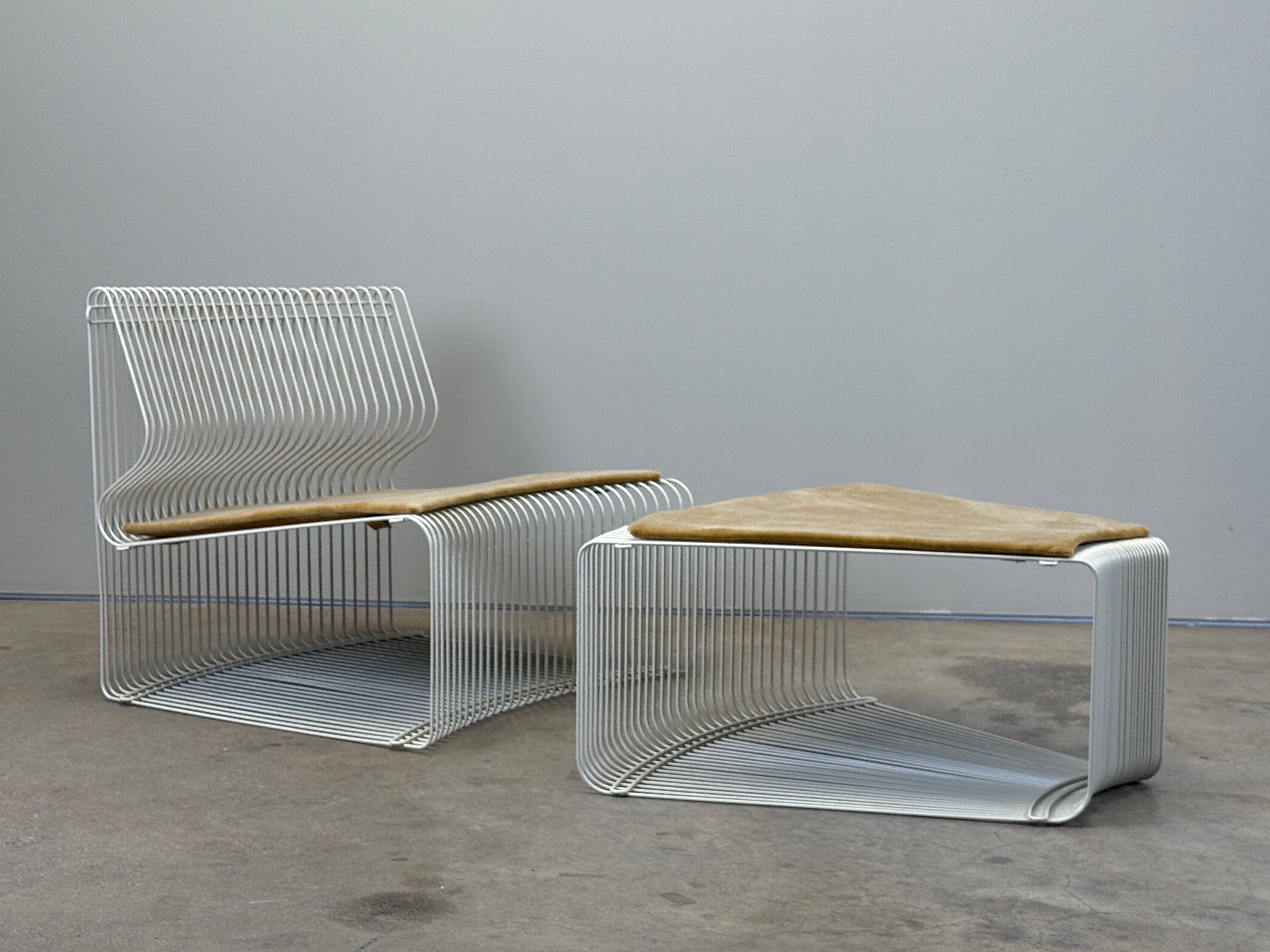 Sillón y otomana Pantonova diseñados por Verner Panton con revestimiento de polvo en color almendra y asiento de mohair. 
Piezas adicionales disponibles por separado. 