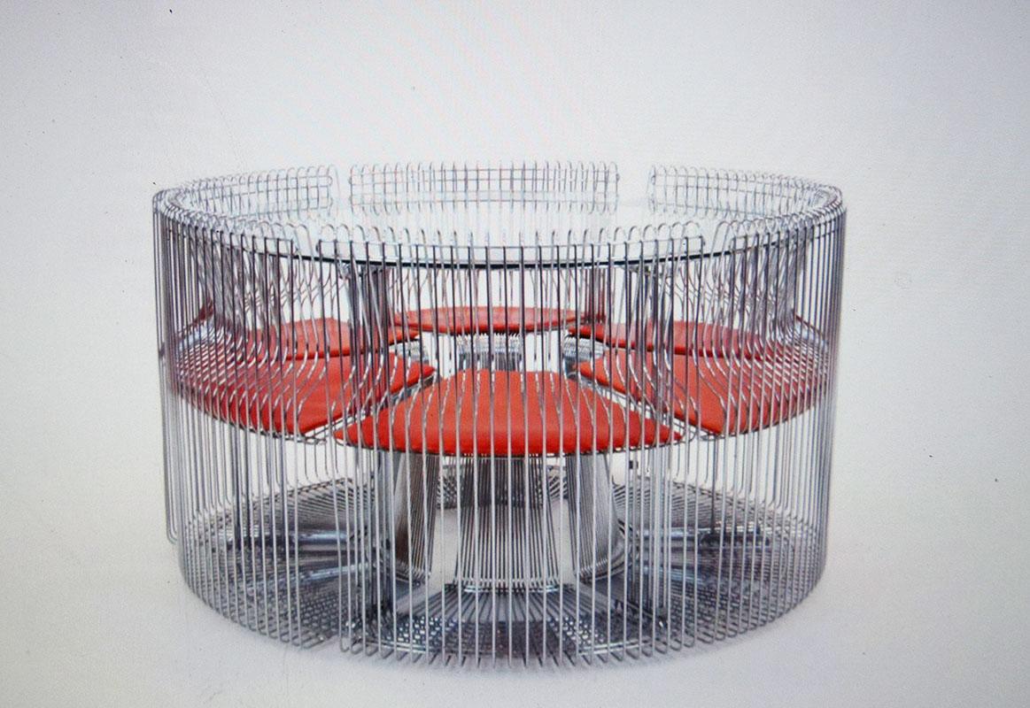 Verner Panton Table Pantonova et six chaises pour Fritz Hansen, années 1970.
Table et chaises emboîtables en grille métallique chromée et galbée, coussins d'origine en tissu rouge.
En parfait état.
Dimensions : table diam 120 x h 70 cm
chaises h 72