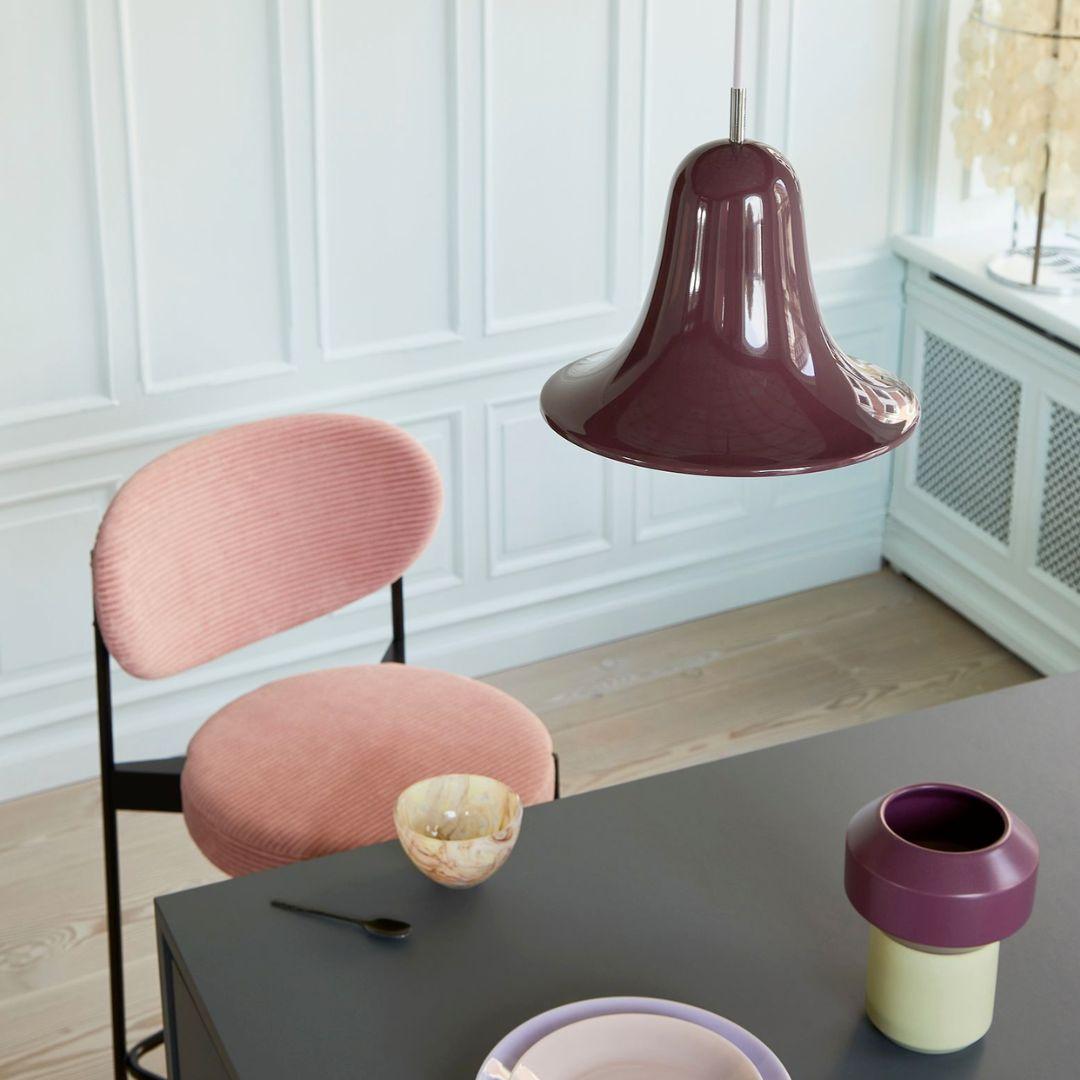 Verner Panton 'Pantop' pendant lamp in metal and glossy burgundy for Verpan

Verner Panton was one of Denmark's most legendary modern furniture and interior designers. His innovative experimentation with new materials, bold shapes and vibrant colors