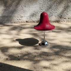 Verner Panton Lámpara de mesa portátil "Pantop" en rojo cereza y cromo para Verpan