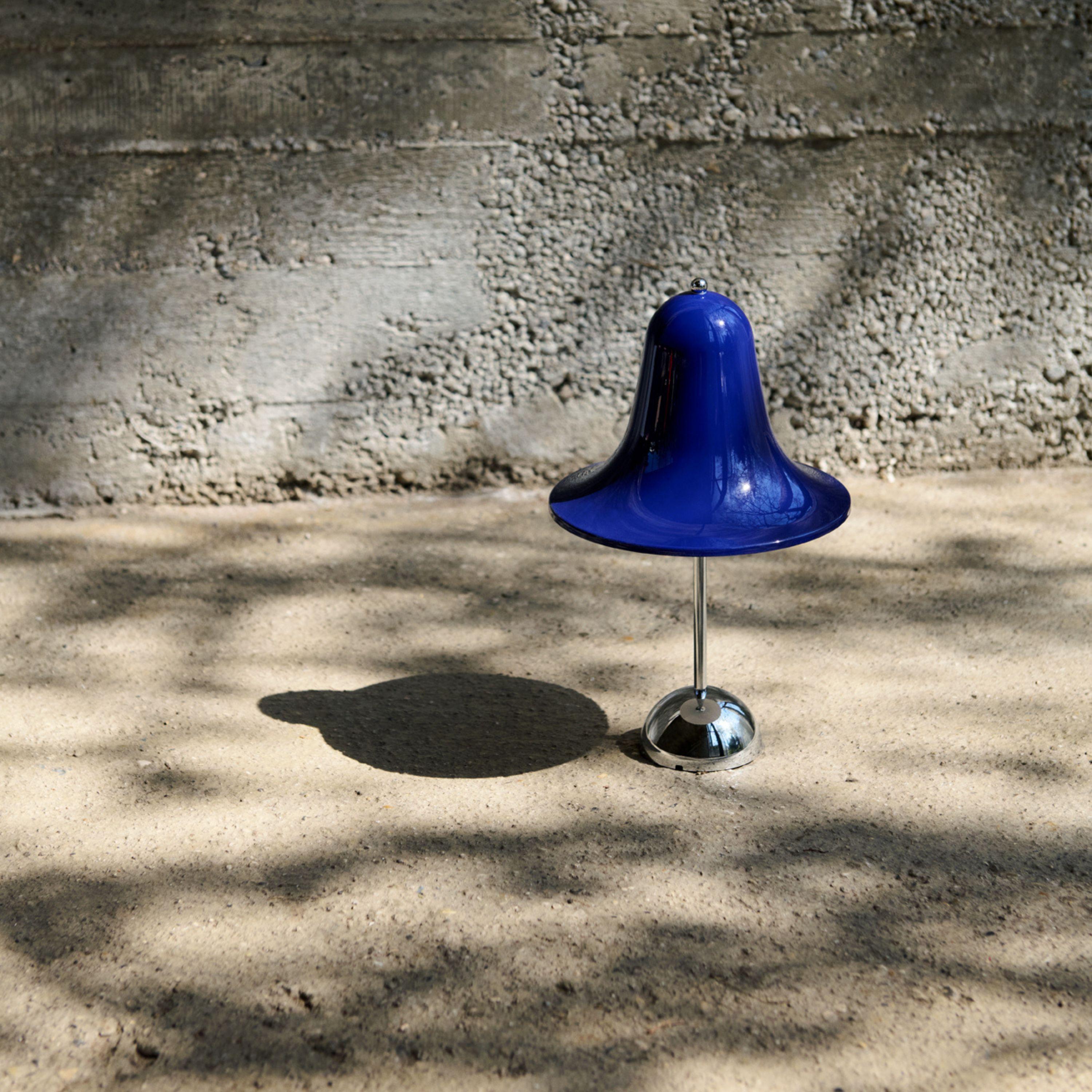 Lampada da tavolo portatile 'Pantop' di Verner Panton in blu notte e cromo per Verpan

Verner Panton è stato uno dei più leggendari designer di mobili e interni moderni della Danimarca. La sua sperimentazione innovativa con nuovi materiali, forme