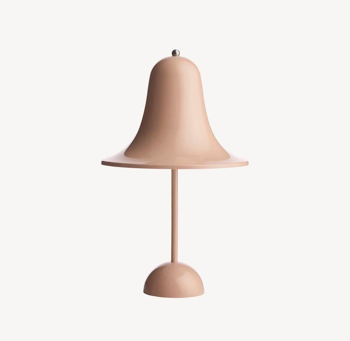 Lampada da tavolo 'Pantop Portable' di Verner Panton in 'Dusty Rose' per Verpan. Progettato nel 1980. Nuovo, produzione attuale.

Si tratta di una versatile versione più piccola e senza fili della lampada da tavolo 
