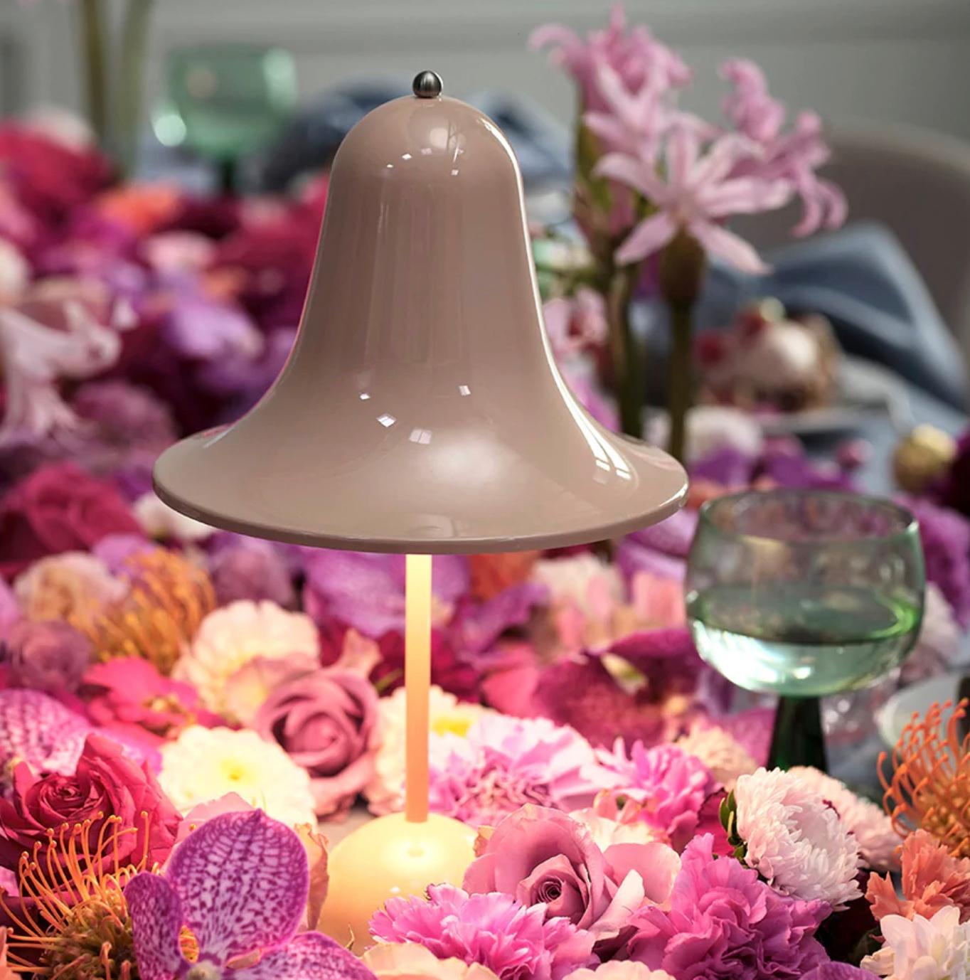 Mid-Century moderno Lampada da tavolo senza fili 'Pantop Portable' di Verner Panton in 'Dusty Rose' per Verpan in vendita