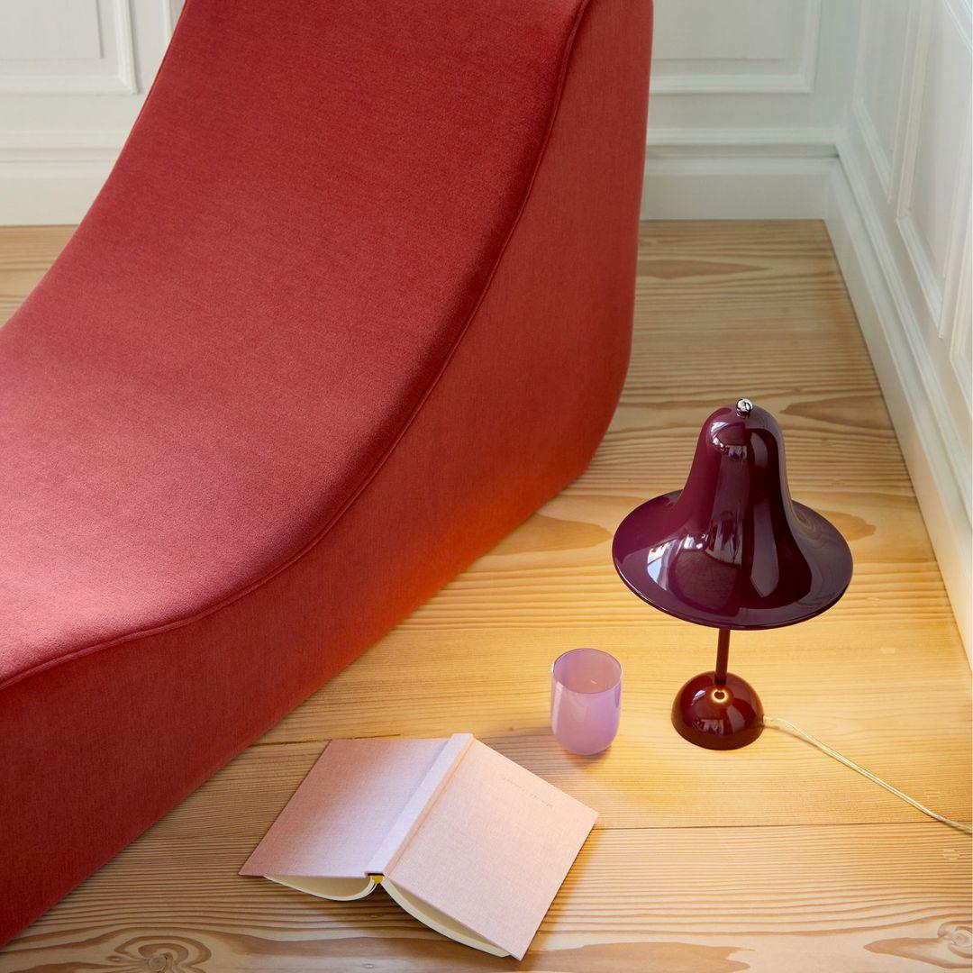 Verner Panton 'Pantop' table lamp in metal and burgundy for Verpan

Verner Panton was one of Denmark's most legendary modern furniture and interior designers. His innovative experimentation with new materials, bold shapes and vibrant colors shines