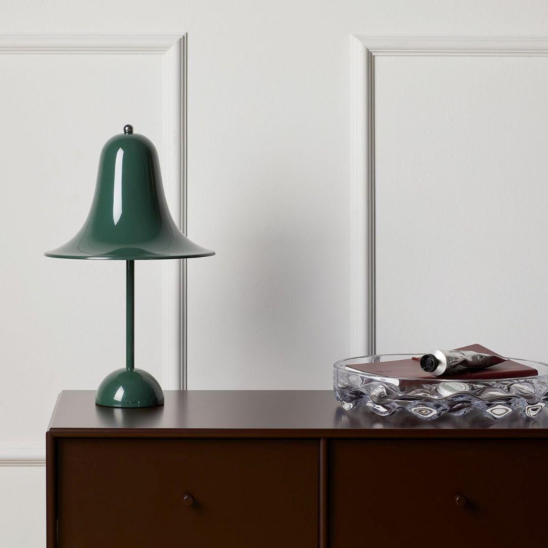 Verner Panton 'Pantop' table lamp in metal and dark green for Verpan

Verner Panton was one of Denmark's most legendary modern furniture and interior designers. His innovative experimentation with new materials, bold shapes and vibrant colors shines