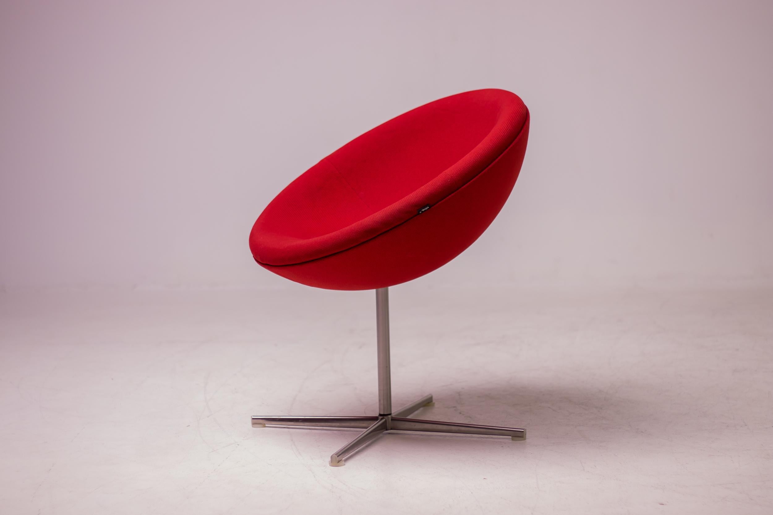 Elevate your interior with this exceptional C1 armchair, designed by the legendary Verner Panton and produced by Vitra, a name synonymous with timeless quality and innovation in modern design. 

Originally created in 1959, the C1 armchair