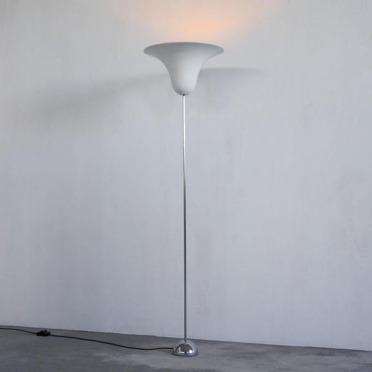 Rarísimo uplighter de Verner Panton para Elteva Dinamarca, 1980.     Estos modelos de uplighter son realmente raros porque sólo se fabricaron unos pocos años a principios de la década de 1980. Los modelos 