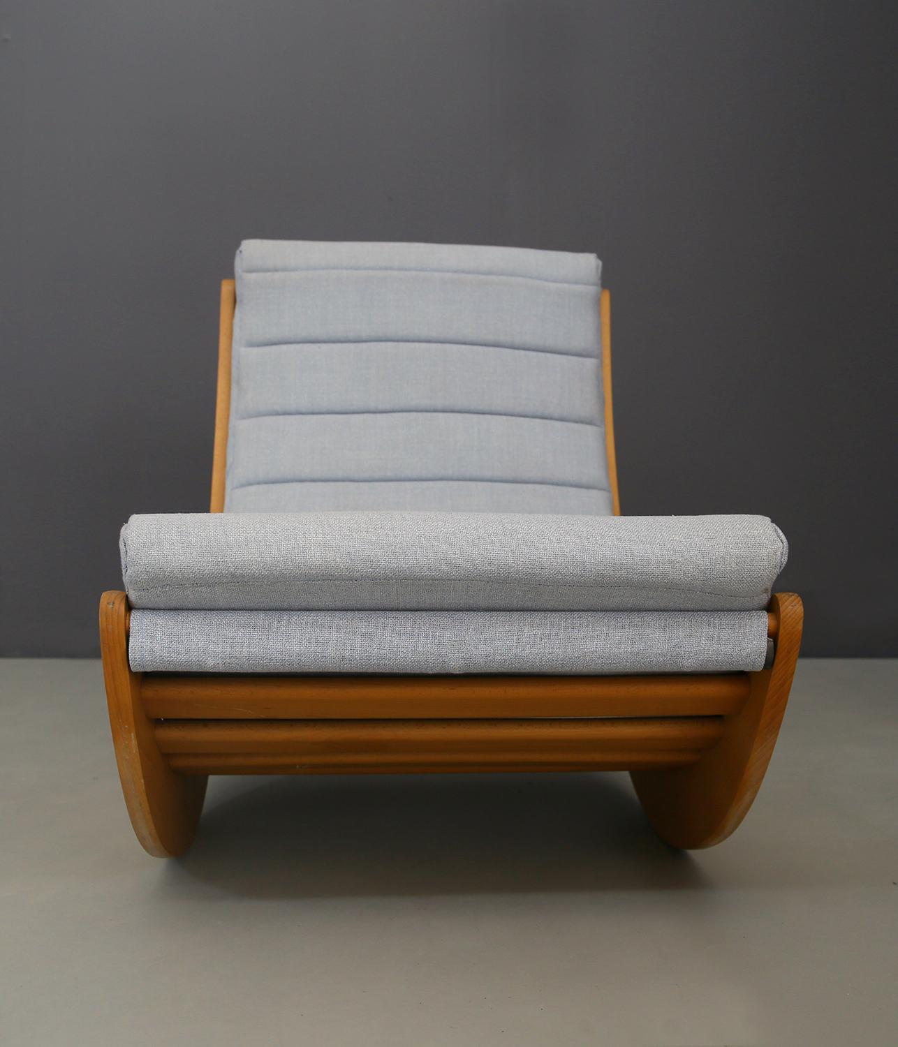 Rocking chair by Verner Panton for Rosenthal , 1974. The rocking chair has been restored. The wooden structure is slatted for greater comfort in the seat. Beechwood and linen cotton. Attractive rocking chair designed by Verner Panton, produced by