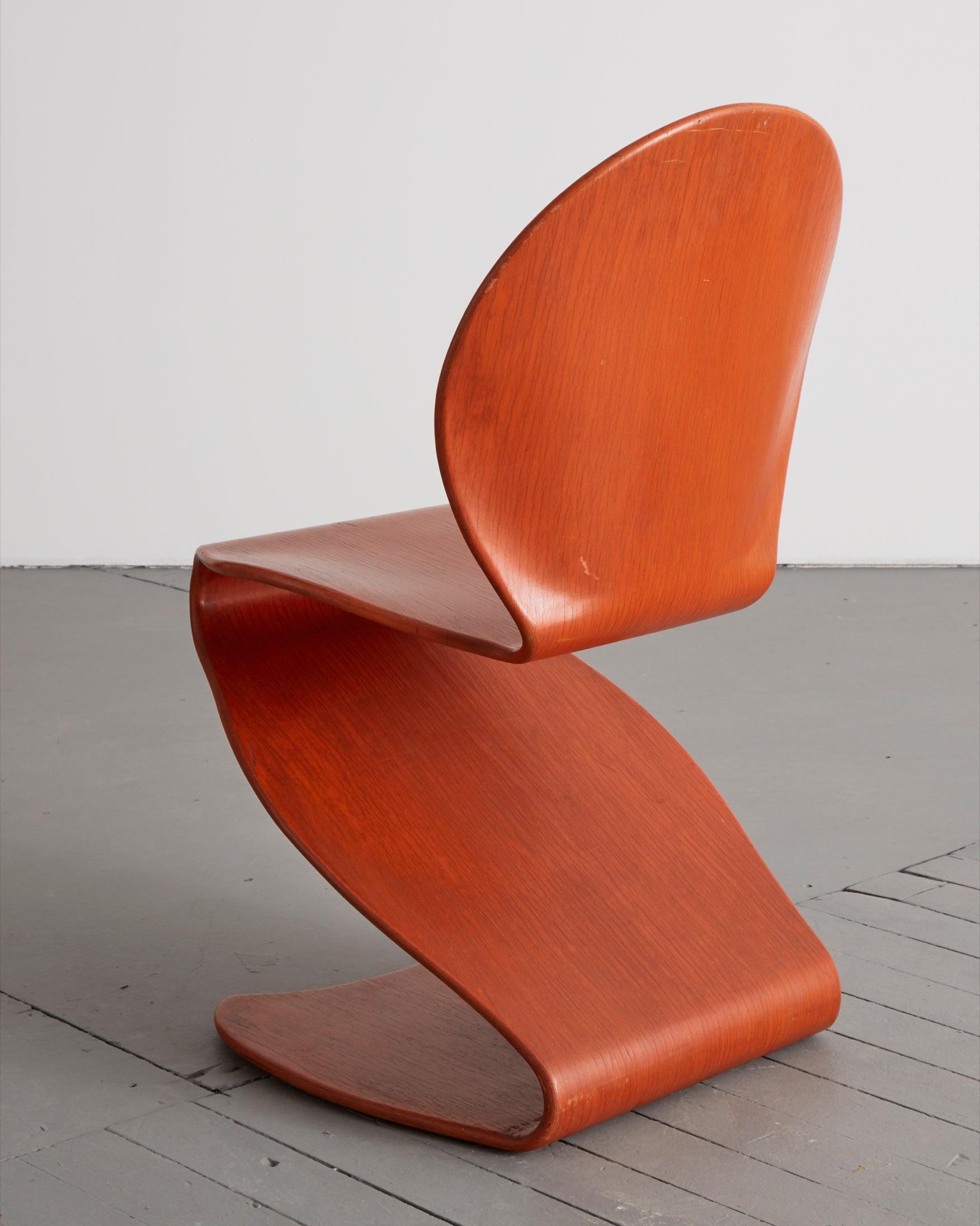 Verner Panton. S-Stuhl, Modell 276. Entworfen 1956, dieses Exemplar wurde ca. 1965 hergestellt.
Hergestellt von A. Sommer, Deutschland. Wiederverkauft von Thonet, Frankenberg, Deutschland.
Anilin gefärbtes Buchensperrholz.