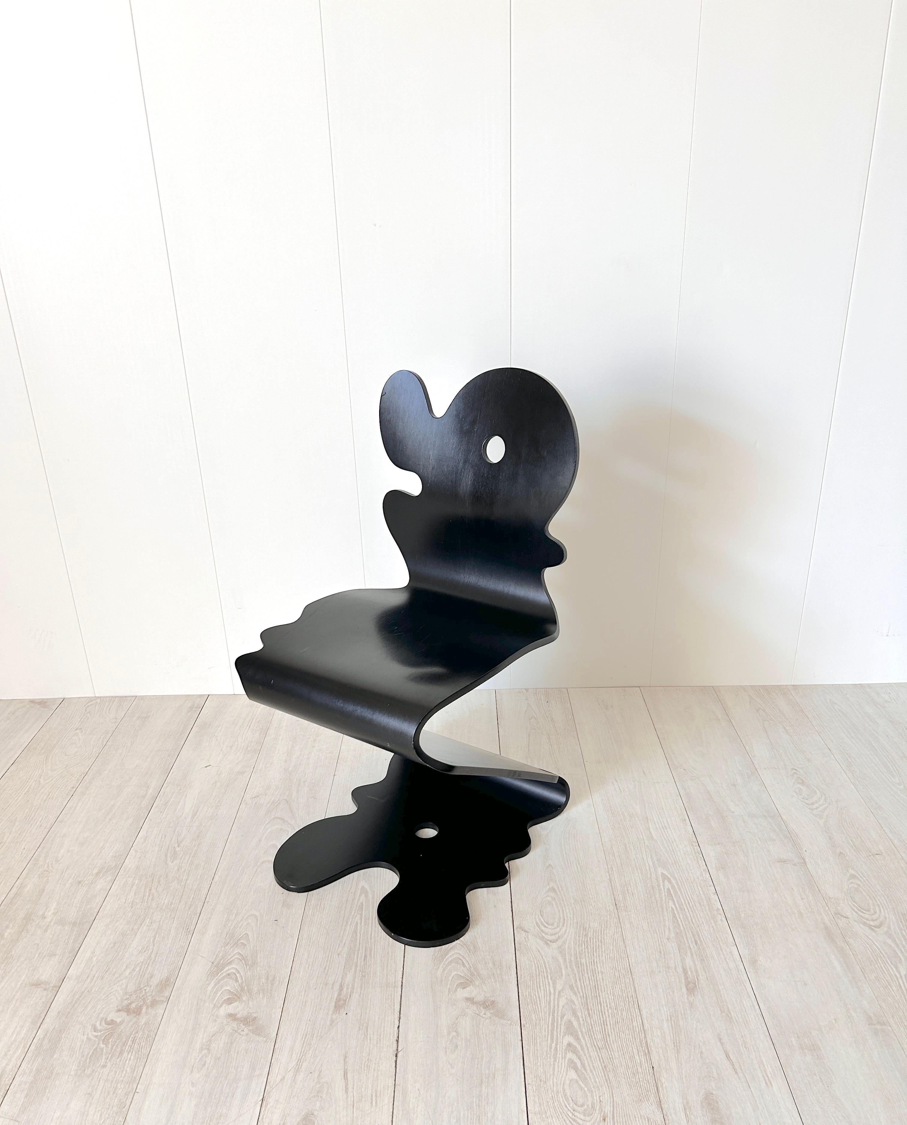 Rarissima sedia Panton Mod: Pantonic 5000 in faggio nero.

Nel 1992 Verner Panton disegnò tre modelli 5000, 5010, 5020 progettati dallo Studio di design danese Håg
Le sedie sono state prodotte in quattro colori nero, rosso, giallo e blu.

(1)