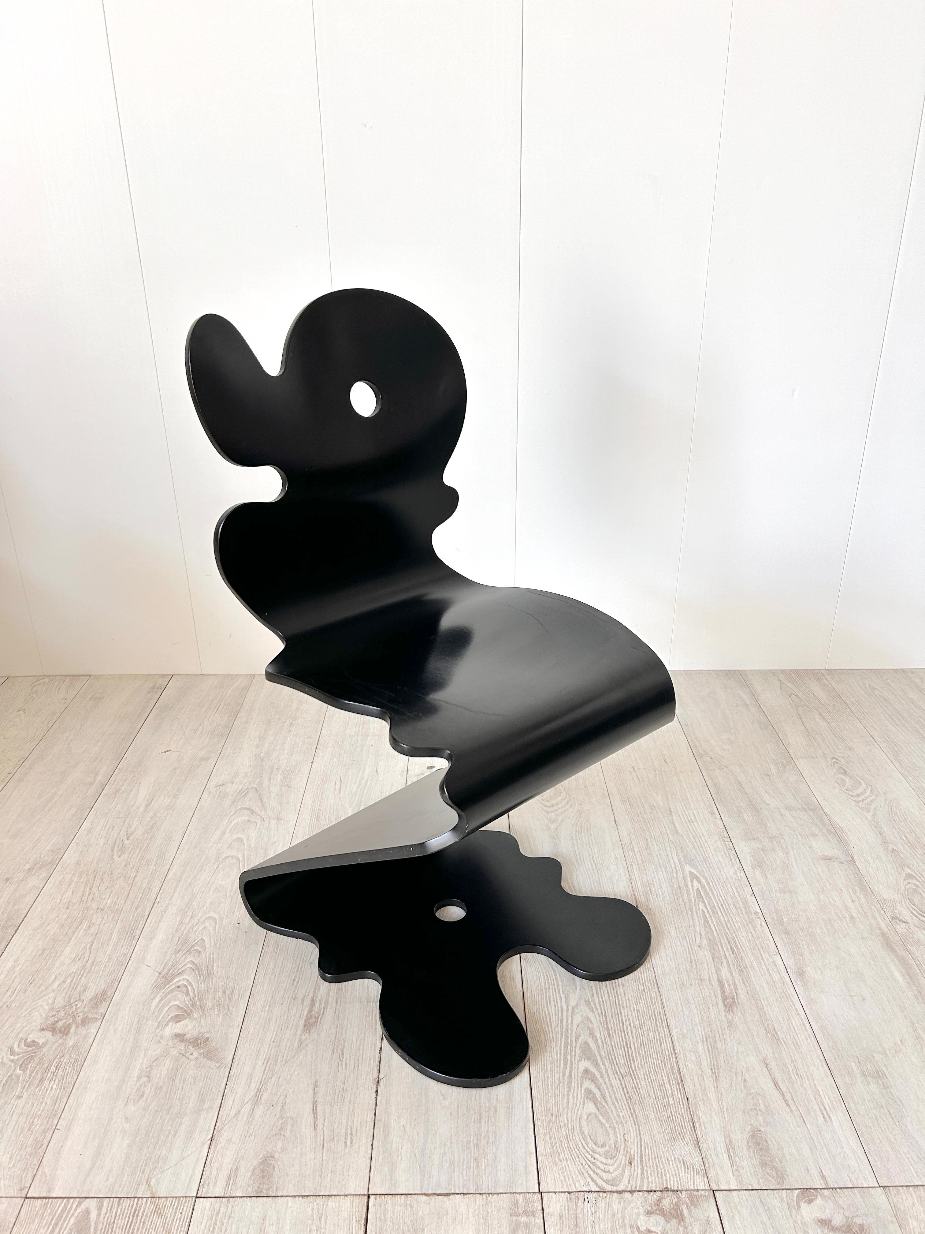 Rarissima sedia Panton Mod : Pantonic 5000 en noir.

En 1992, Verner Panton a conçu les trois modèles 5000, 5010 et 5020 proposés par le Studio de design danois Håg.
Les sièges sont produits en quatre couleurs : Nero, rosso, giallo et blue.

(4)