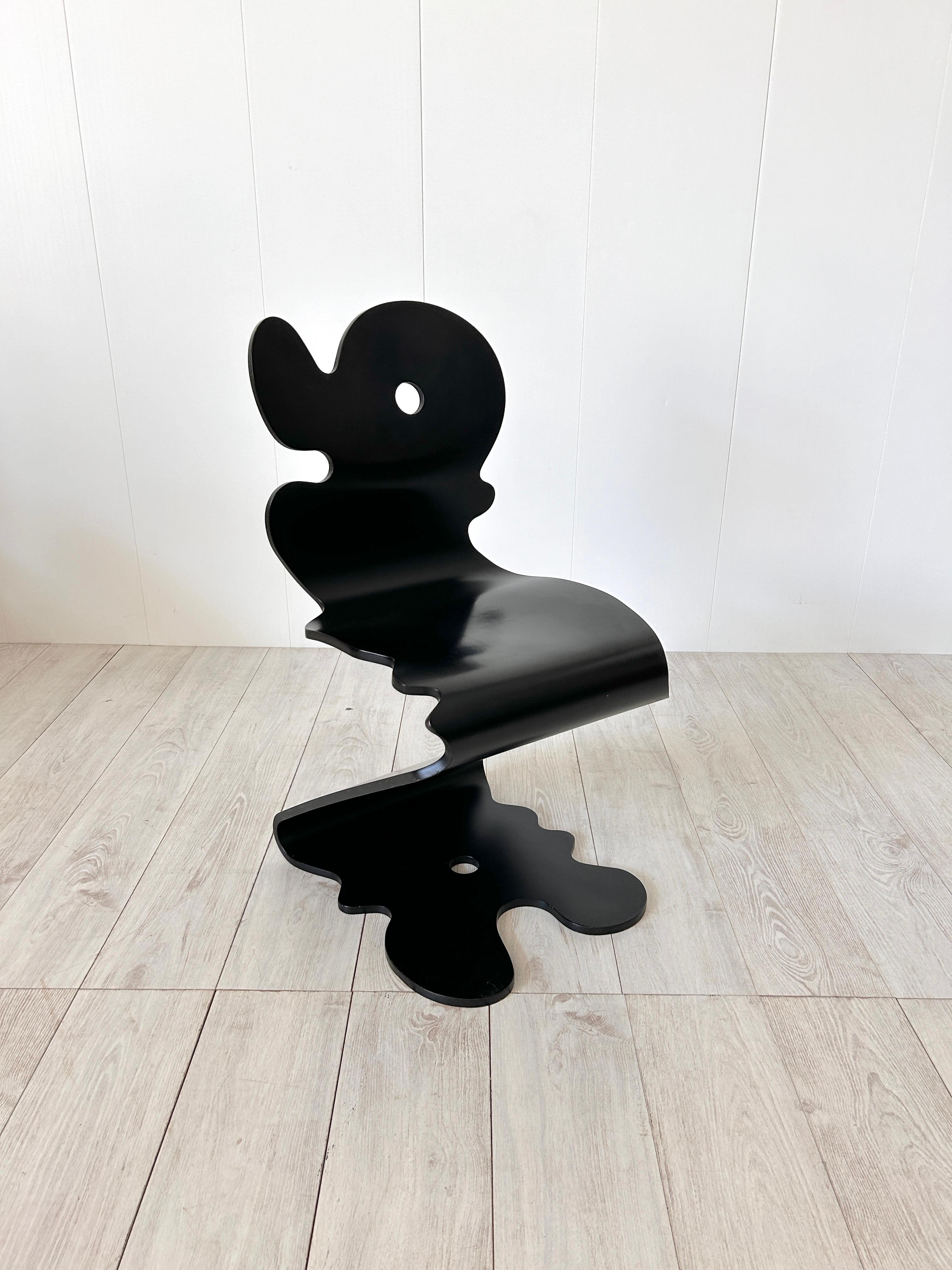 Rarissima sedia Panton Mod: Pantonic 5000 in faggio nero.

Nel 1992 Verner Panton disegnò tre modelli 5000, 5010, 5020 progettati dallo Studio di design danese Håg
Le sedie sono state prodotte in quattro colori nero, rosso, giallo e blu.

(7)