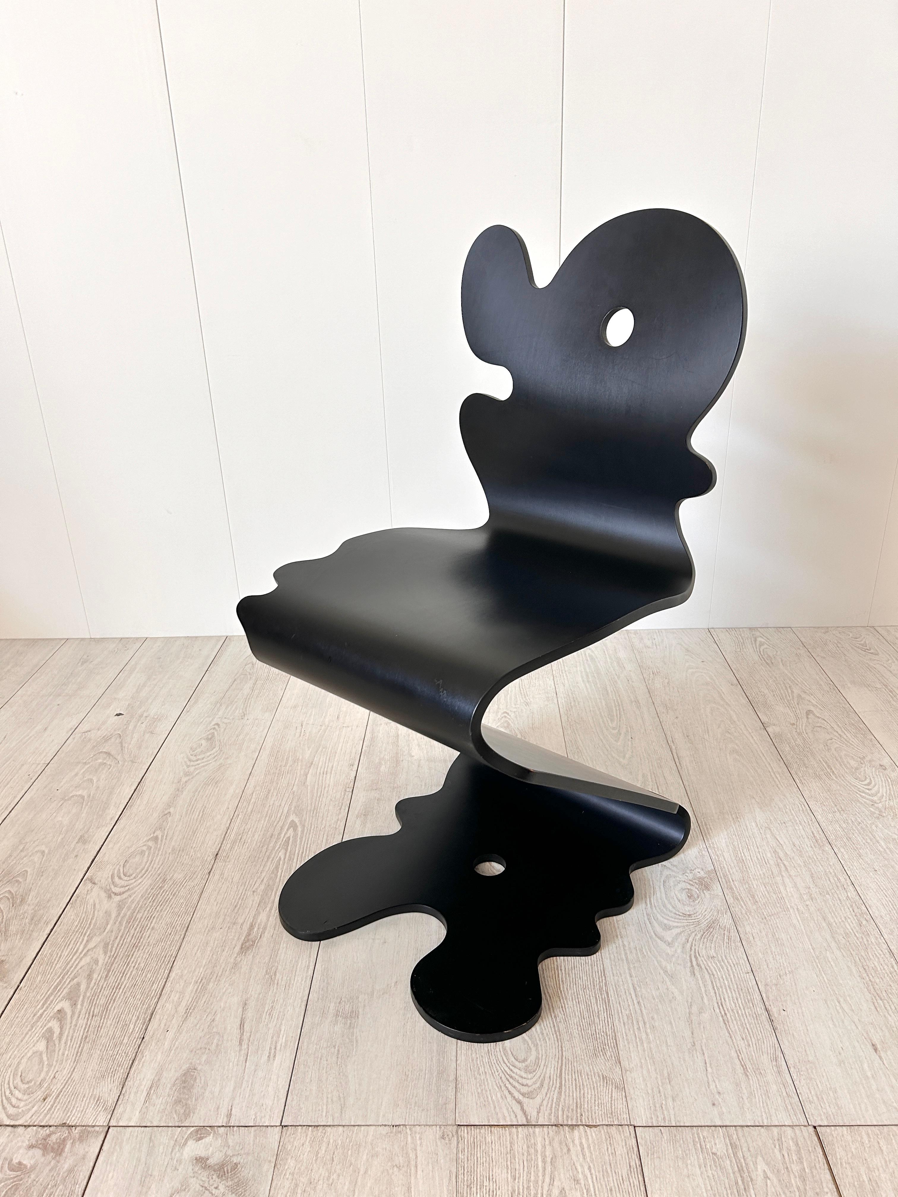 Rarissima sedia Panton Mod: Pantonic 5000 in faggio nero.

Nel 1992 Verner Panton disegnò tre modelli 5000, 5010, 5020 progettati dallo Studio di design danese HÅG Design Studio.
Le sedie sono state prodotte in quattro colori nero, rosso, giallo e