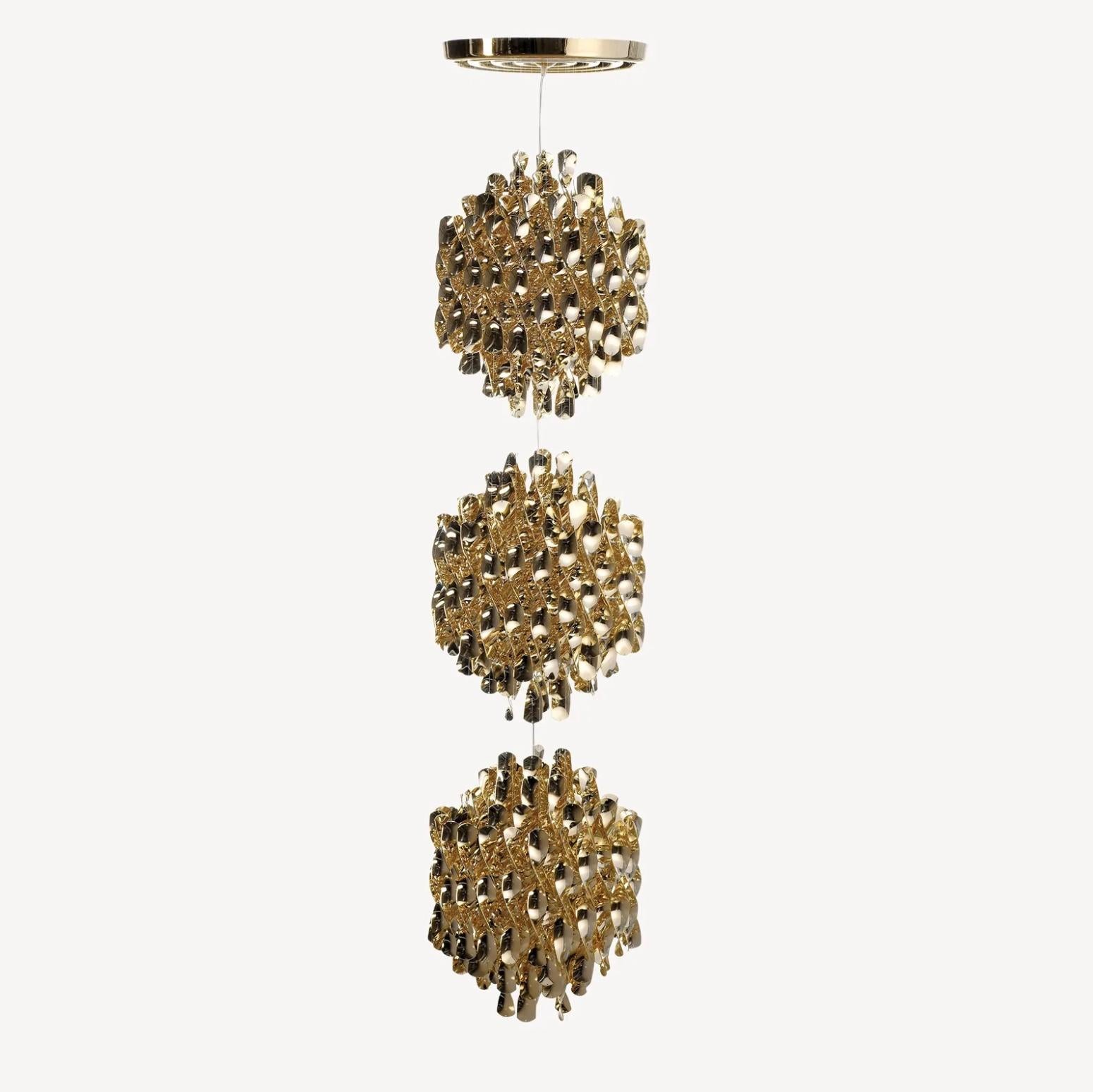 Set di 3 pendenti XL 'Spiral SP3' di Verner Panton per Verpan. Oro. Nuovo, produzione attuale.

La collezione Spiral non è solo un ottimo esempio dell'approccio sperimentale di Panton ai colori e alle forme, ma anche uno studio su come un oggetto