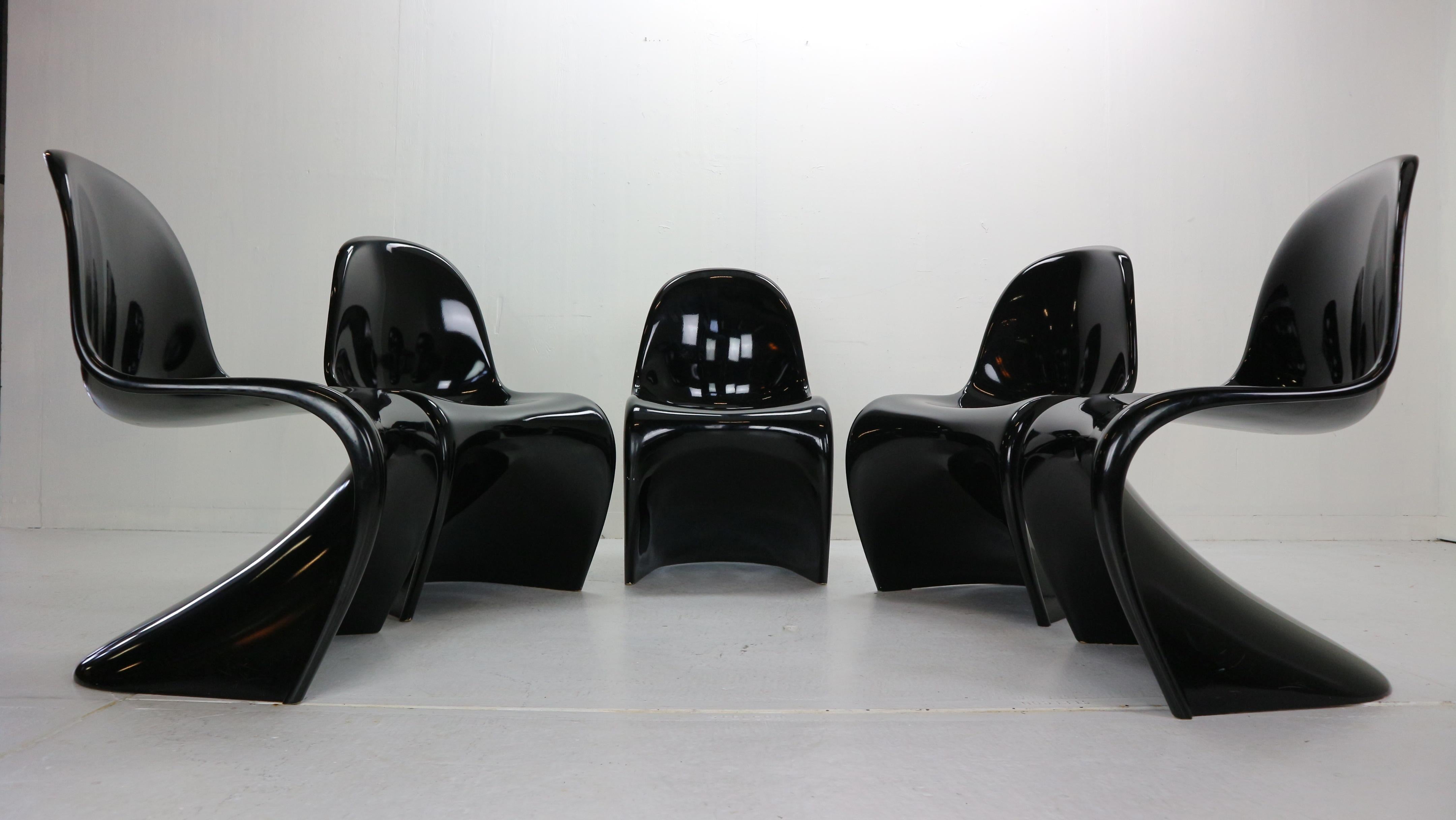 Set of 5 iconic black gloss fiberglass chairs by Verner Panton for Vitra, 1960.

This iconic Mid-Century Modern chairs are originally designed in 1956 and first produced in 1965. Hailed as the first chair to be made completely in one-piece without