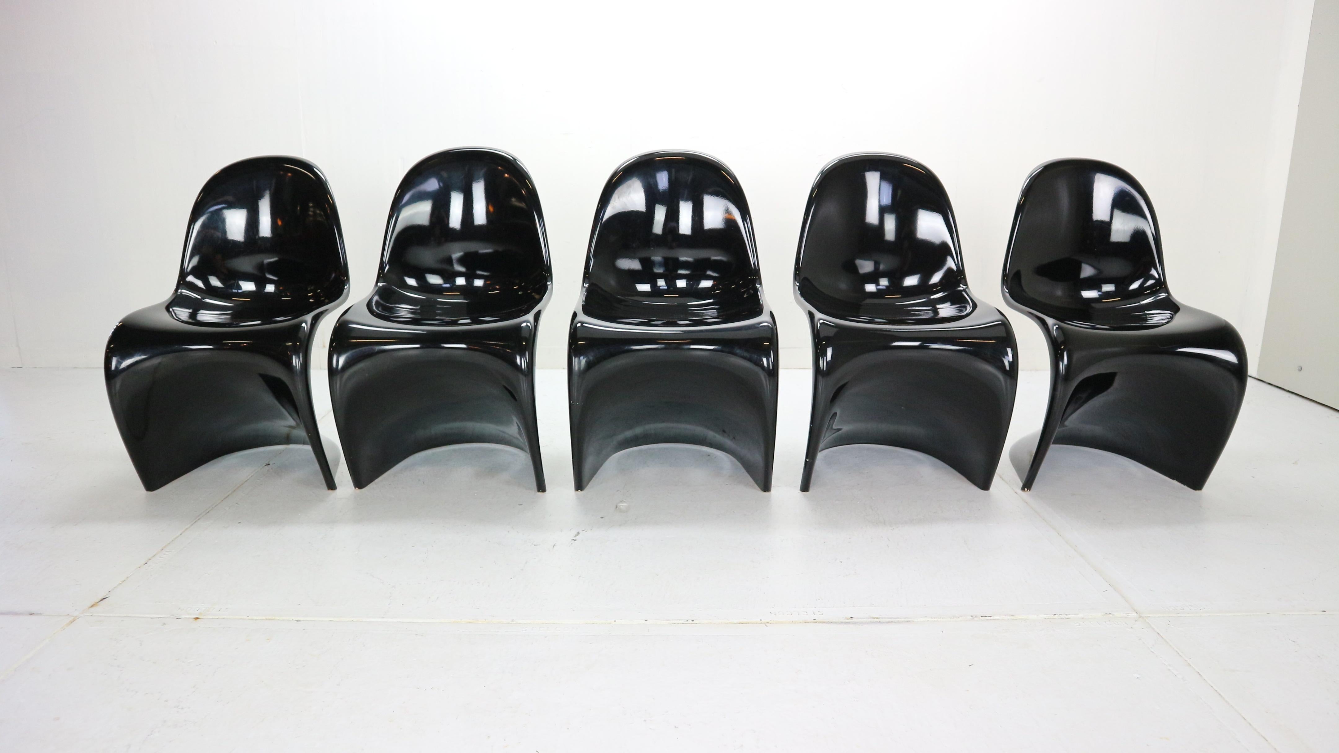 Mid-20th Century Verner Panton Set of 5 Black Gloss Fiberglass Chairs 