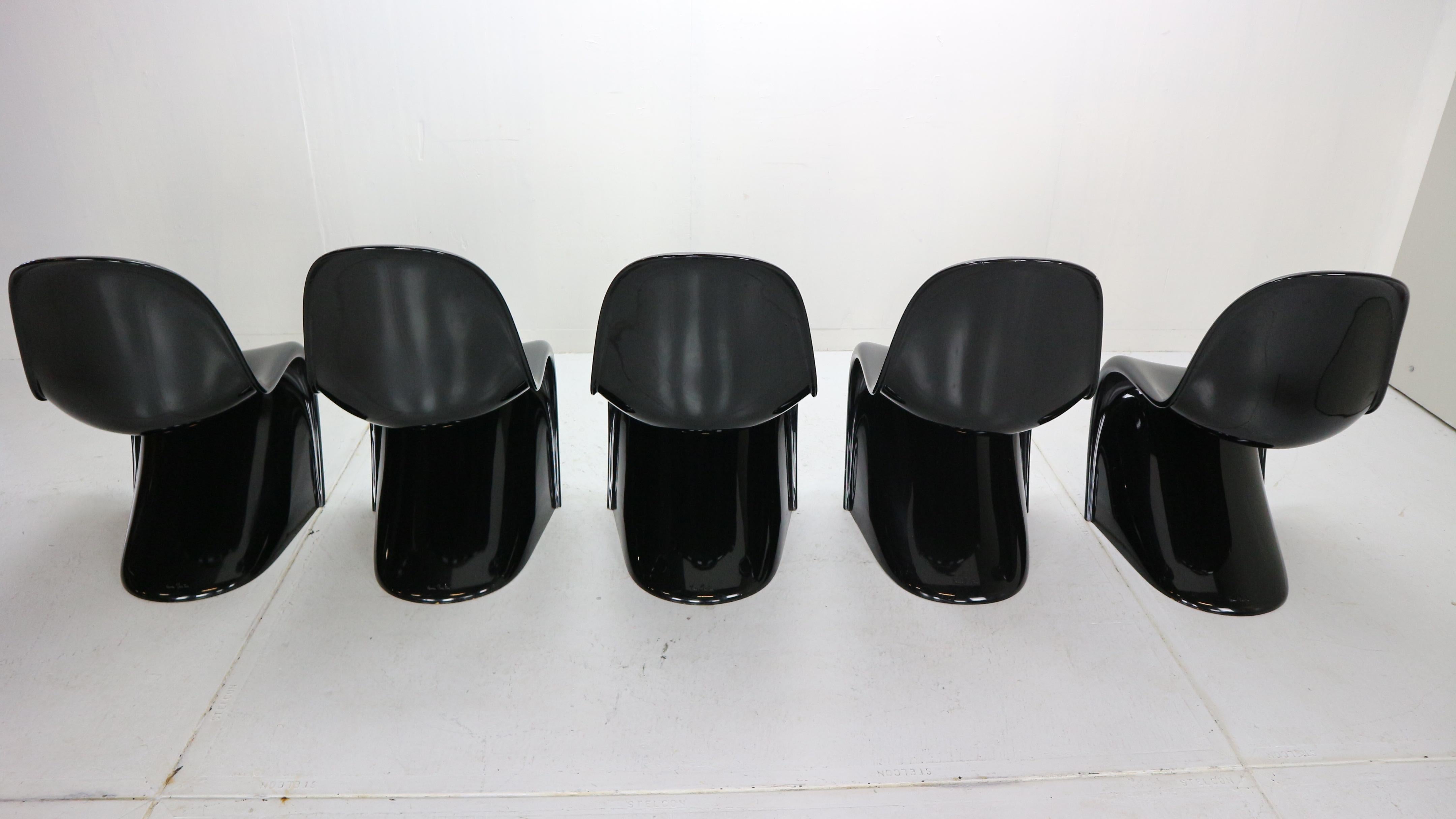 Verner Panton Set of 5 Black Gloss Fiberglass Chairs 