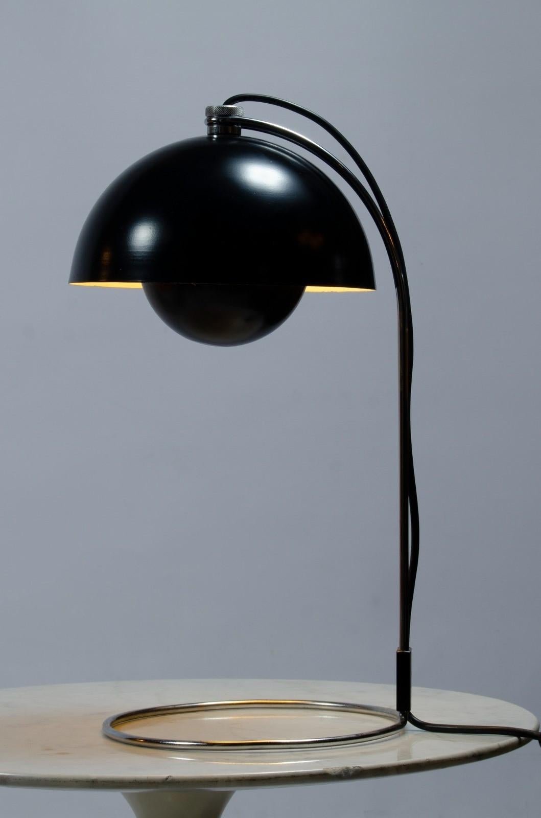 Verner Panton Style, Black VP4 Flowerpot Table Lamp In Good Condition For Sale In Autonomous City Buenos Aires, CABA