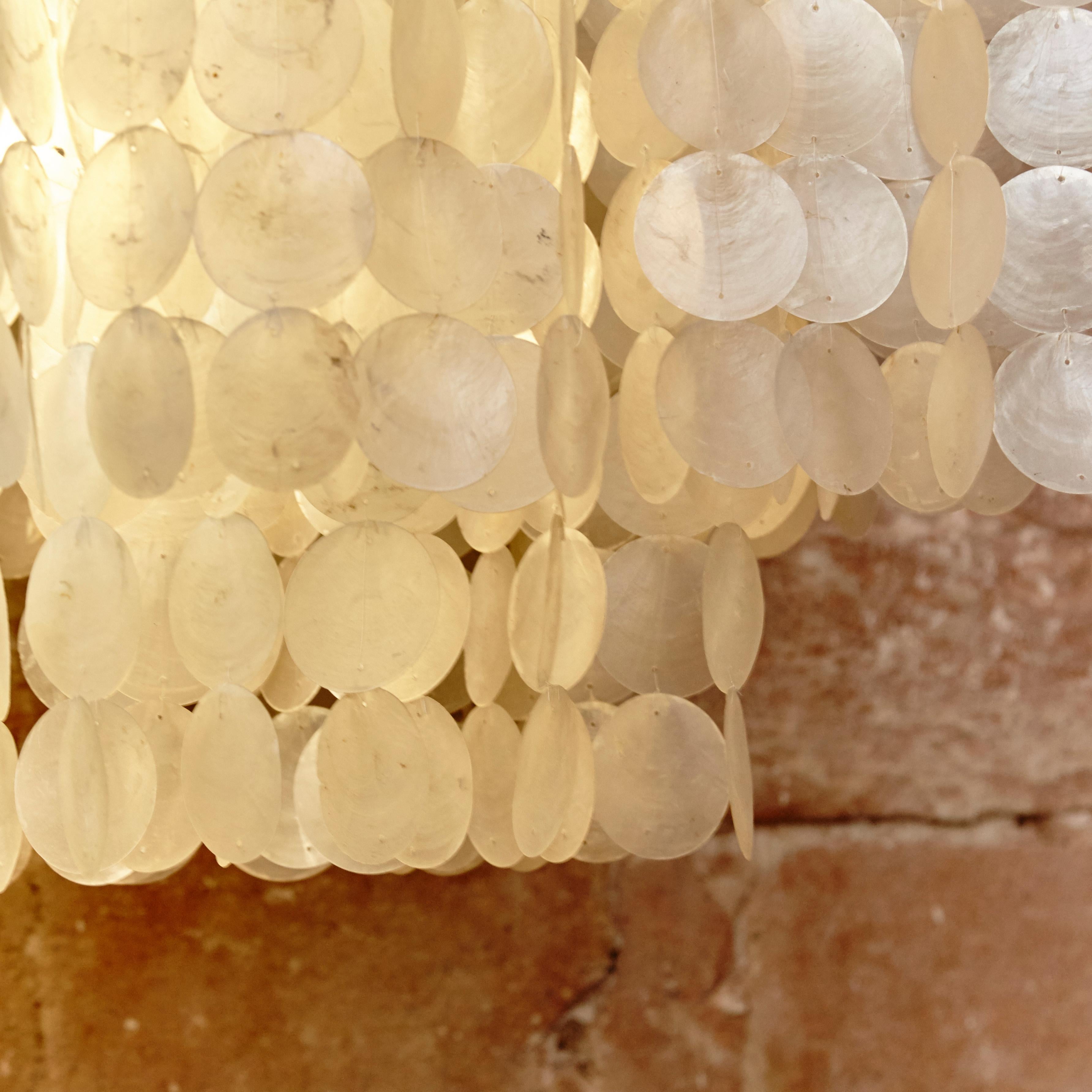 Verner Panton Style Capiz Shell Chandelier Lamp, circa 1970 In Good Condition In Barcelona, Barcelona