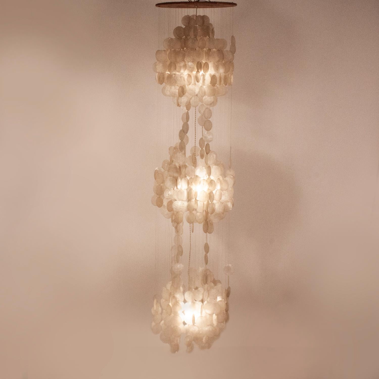 Verner Panton Style Chandelier or Pendant Lamp, Shell, 1970s, Philippines In Good Condition In Barcelona, Cataluna