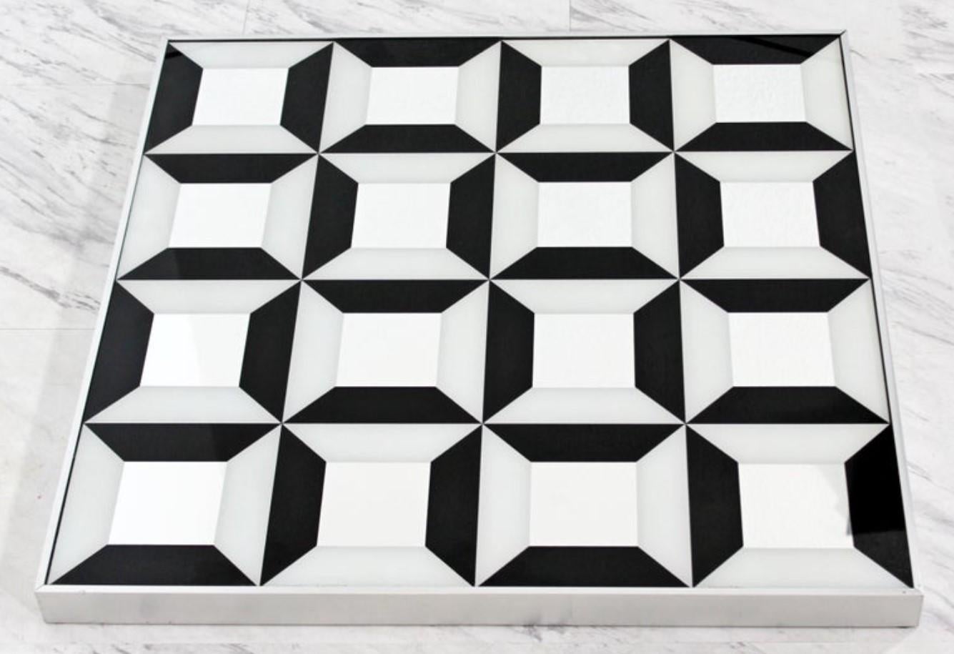 Conçu d'après Verner Panton, ce fabuleux miroir présente un design carré avec de nombreuses sections peintes qui se rejoignent pour former une sorte d'illusion d'optique. Probablement fabriqué par Turner Decorative Arts dans les années 1970. Le