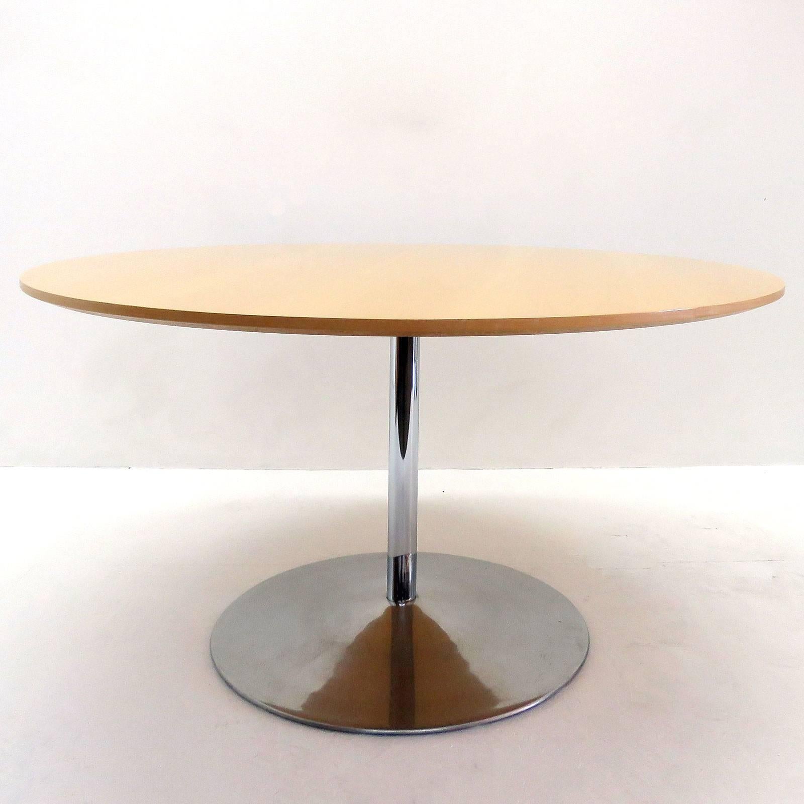 Wonderful, mid-height Verner Panton system 1-2-3 table, designed in 1973 and produced by Fritz Hansen in 1985, marked.