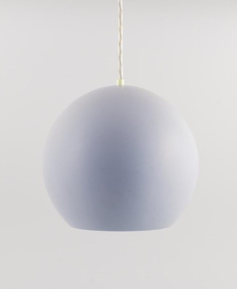 Verner Panton, Topan ceiling lamp in light gray lacquered metal.
1970s. Designed in 1959.
In excellent condition.
Dimensions: D 21.0 x H 18.0 cm